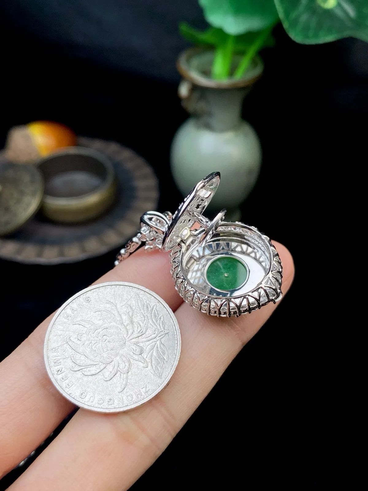 【冰种满绿平安扣】质地非常细腻，冰润十足，种老冰透，18k金钻镶嵌，裸石尺寸17.2*3.5毫米，收藏品质