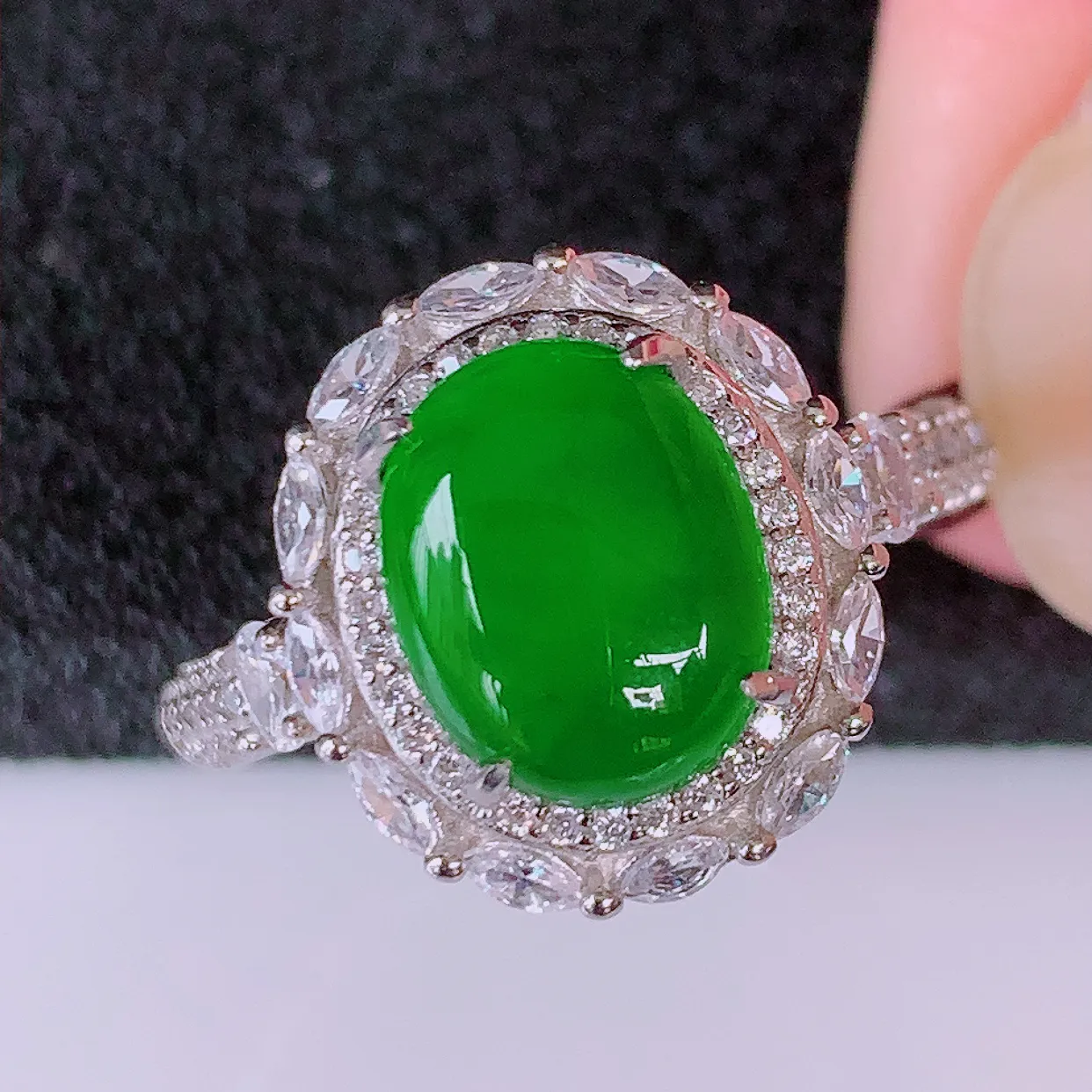 冰透满绿翡翠925银镶嵌戒指，自然光实拍，翠色灵动，颜色漂亮，种老水足，品相佳，佩戴佳品！#97.9（圈口可调大小）整体~26*17.5*7.5裸石10*8