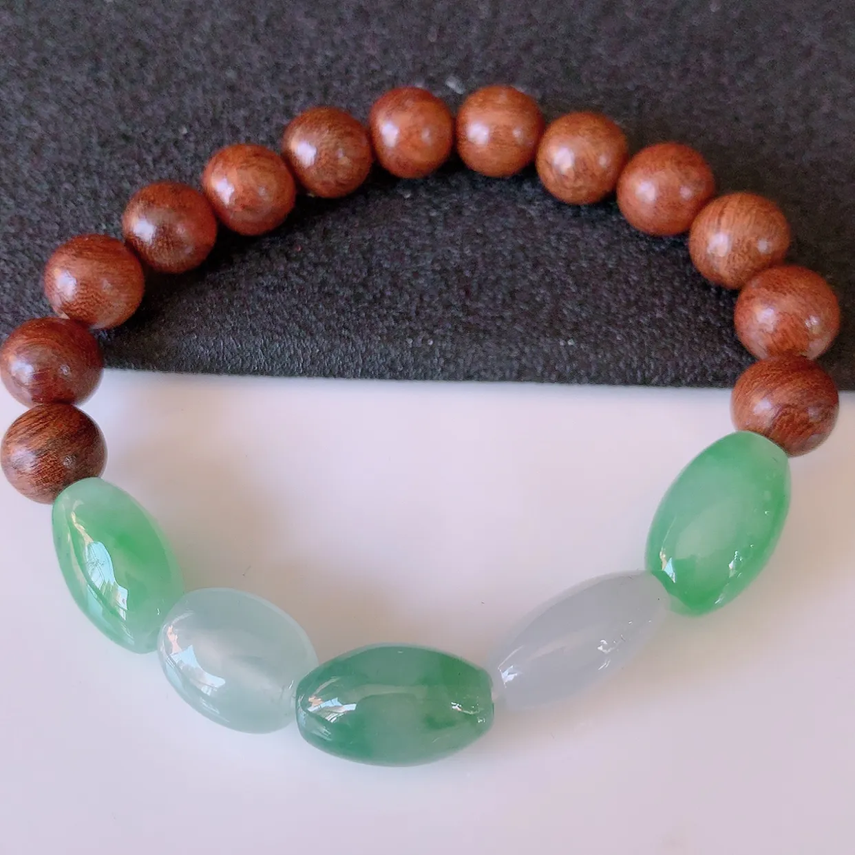 自然光实拍，冰种飘绿翡翠手串，路路通手链，种老水足，冰清玉润  颜色漂亮  #001.1取一尺寸13.8*9.5*7.2mm