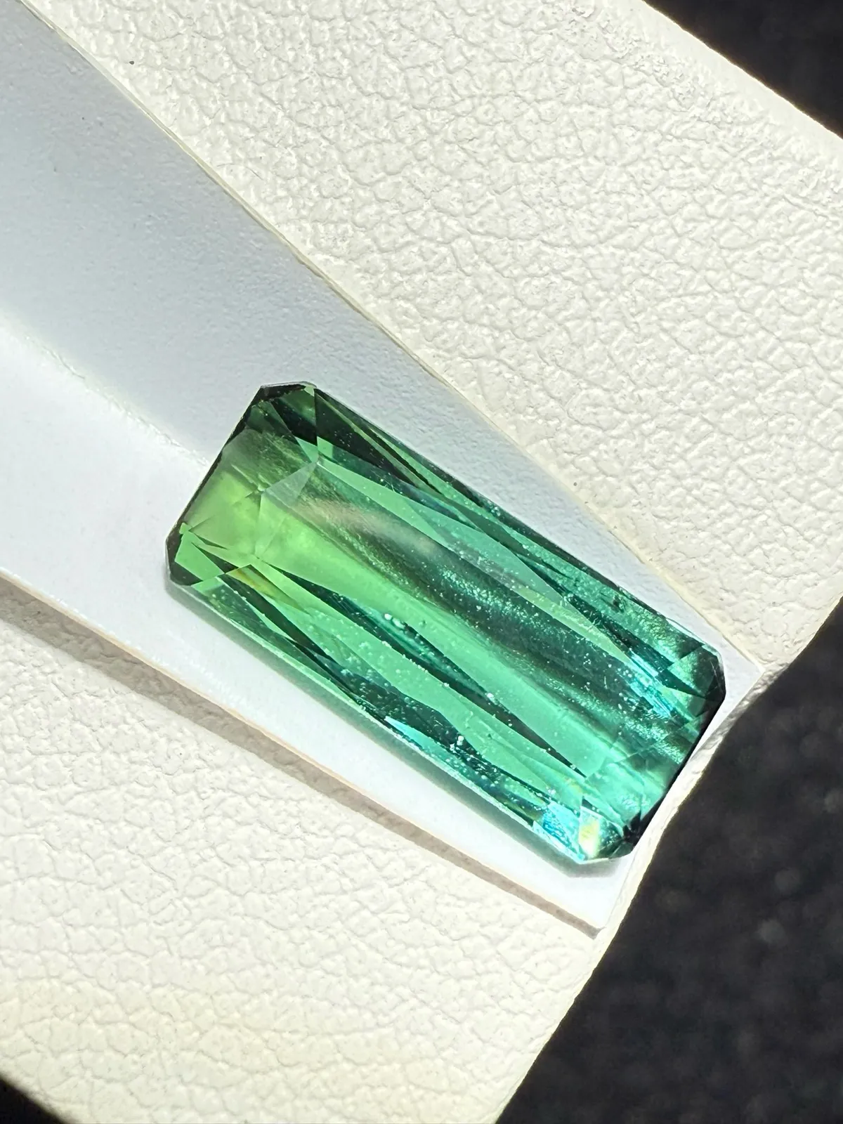 【高端珠宝】天然极美蓝绿碧玺裸石
重量: 3.45ct  规格: 13.4*6*4.3毫米
精湛切工，满身火彩
台面大，实物更美，可以代镶嵌设计。