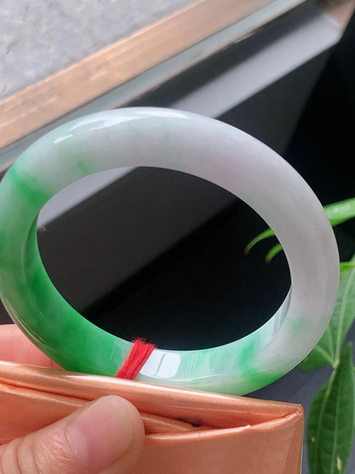 【翡翠名称】老种飘阳绿53.8正圈口手镯
【翡翠尺寸】53.8/11.3/9.2mm适合52.8-55正圈口佩戴
【翡翠描述】宝贝种老水足，玉质细腻，色泽靓丽，性价比高，佩戴效果好！
【其它赠送】权威证书/精美挂绳盒子/支持全国复检