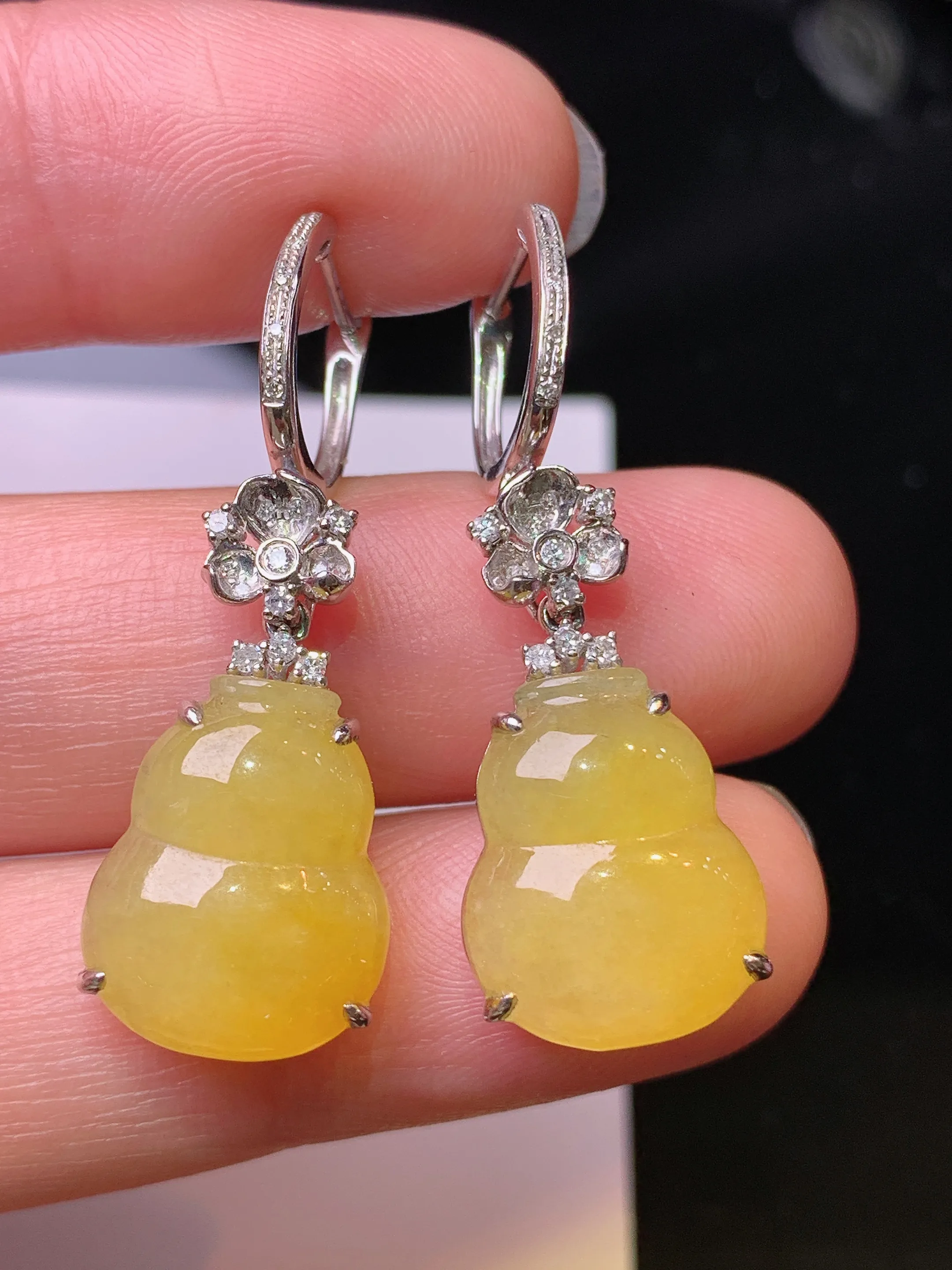 18k金钻镶嵌黄翡葫芦耳坠 玉质细腻 水润亮眼 色泽艳丽 整体尺寸35.5*12*6