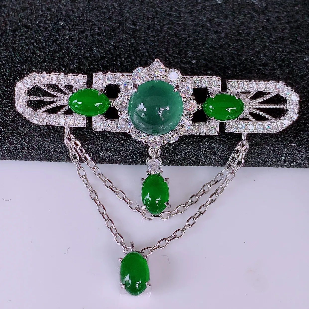 冰透满绿翡翠925银镶嵌胸针，自然光实拍，翠色灵动，颜色漂亮，种老水足，品相佳，佩戴佳品！#97.9整体42.5*38.5*13裸石8*8