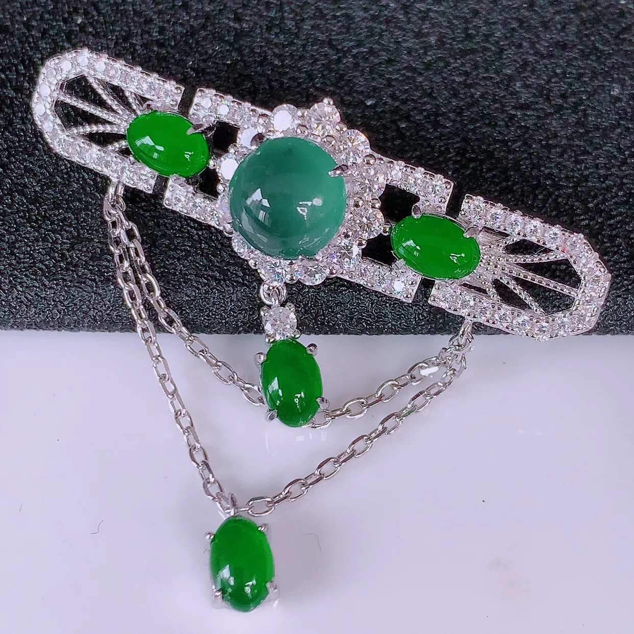 冰透满绿翡翠925银镶嵌胸针，自然光实拍，翠色灵动，颜色漂亮，种老水足，品相佳，佩戴佳品！#97.9整体42.5*38.5*13裸石8*8