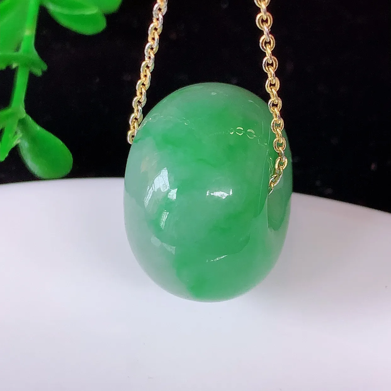 自然光实拍，冰润飘绿翡翠路路通吊坠，寓意好运连连，路路畅通，经典款式，财运滚滚，路路通，佩戴效果更好！配银链子#05.9