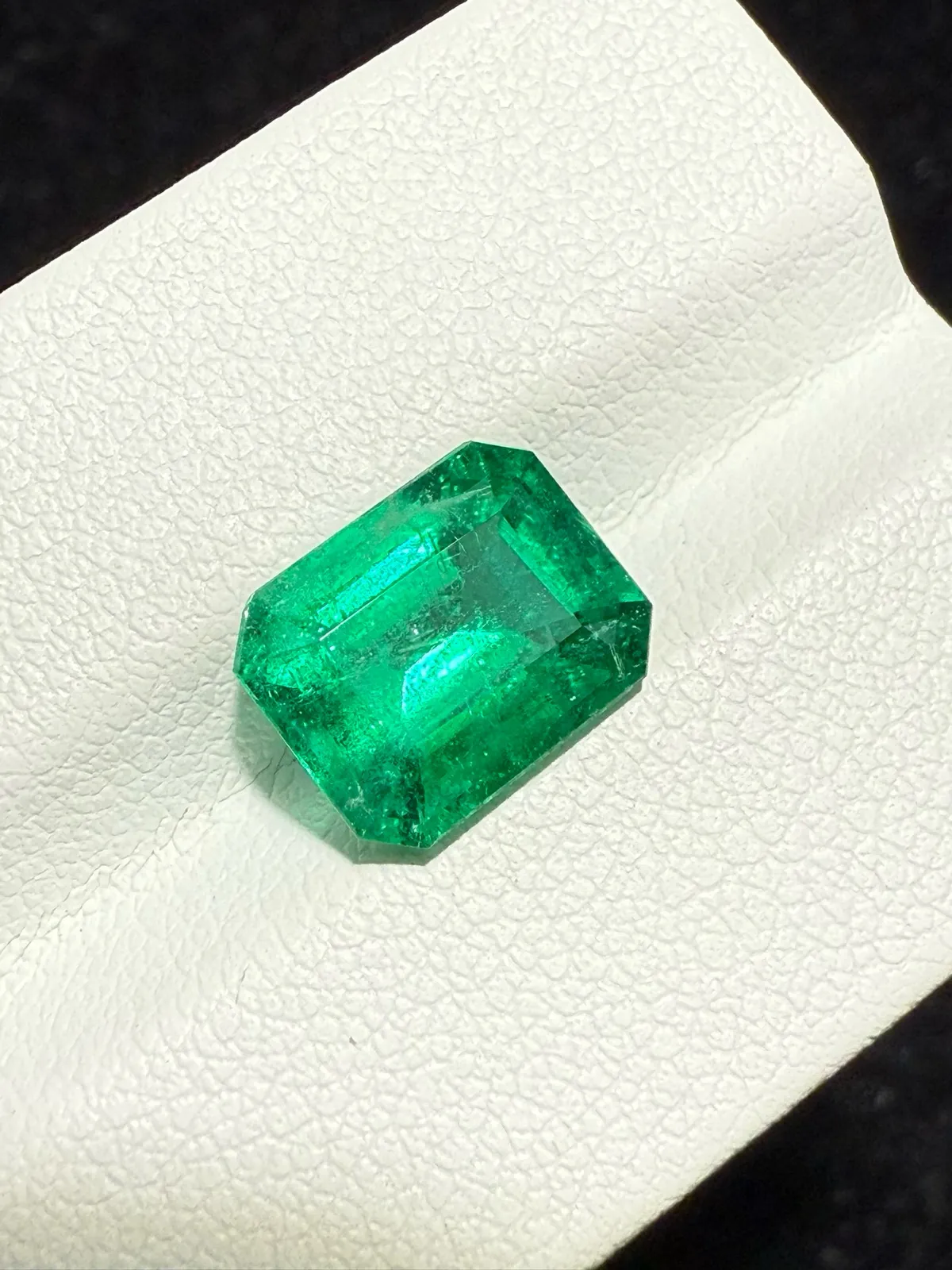 【高端珠宝】天然极美极微油沃顿绿祖母绿裸石
重量: 2.89ct  规格: 10.1*8*5.5毫米
精湛切工，满身火彩
台面大，实物更美，可以代镶嵌设计。