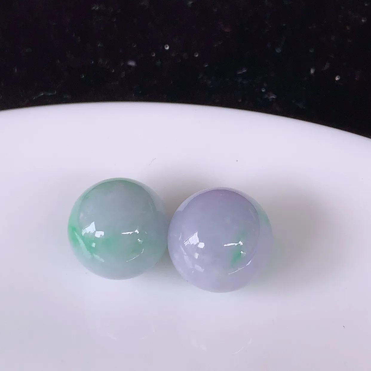 自然光实拍，冰飘绿翡翠一对圆珠、春带彩转运珠吊坠，寓意“时来运转，财源滚滚” 寓意佳，荧光灼灼，转运珠佩戴时尚优雅！#05.9尺寸11