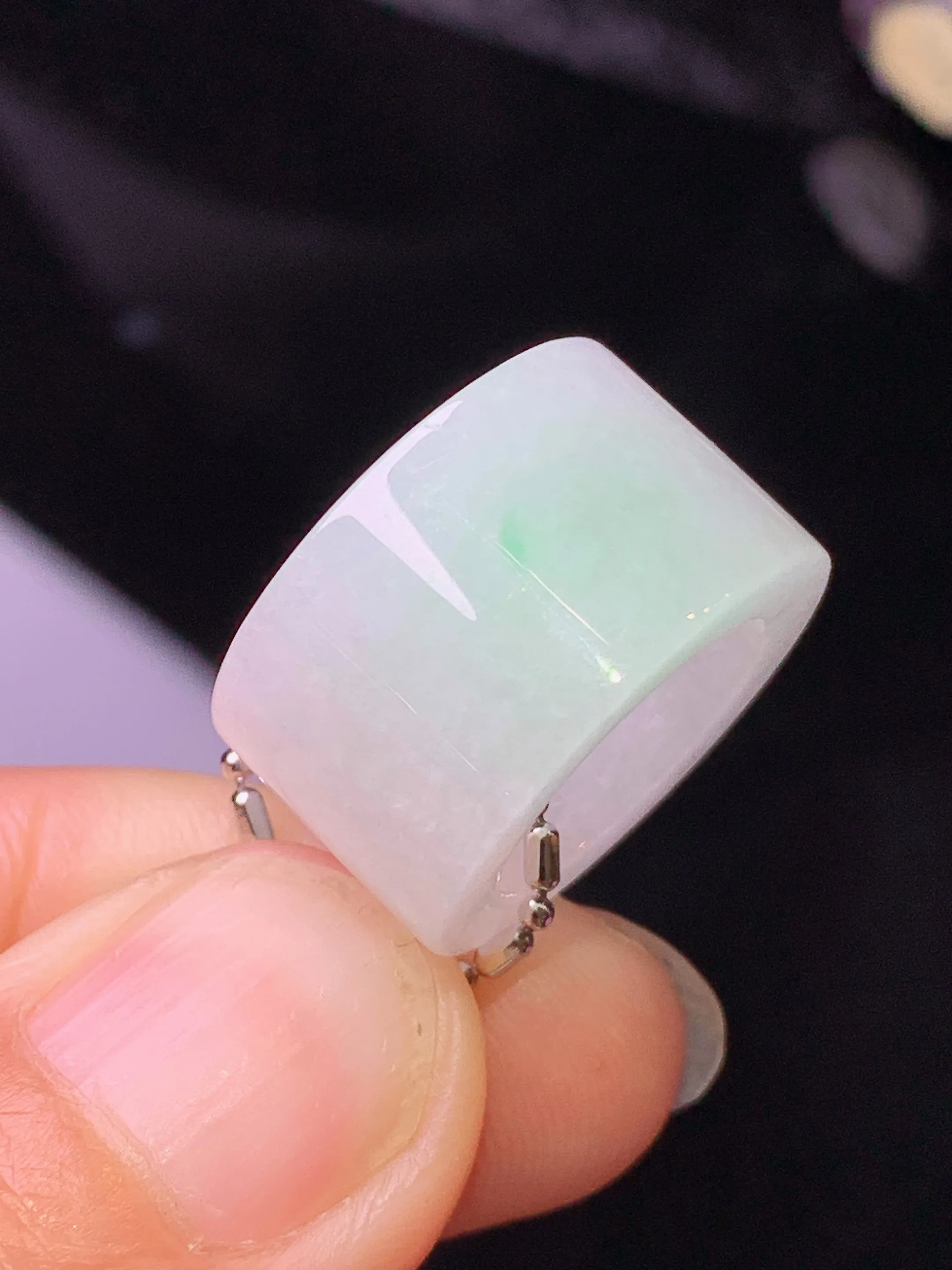 飘绿路路通吊坠 玉质细腻 水润亮眼 色泽艳丽 整体尺寸18.5*18.5*11