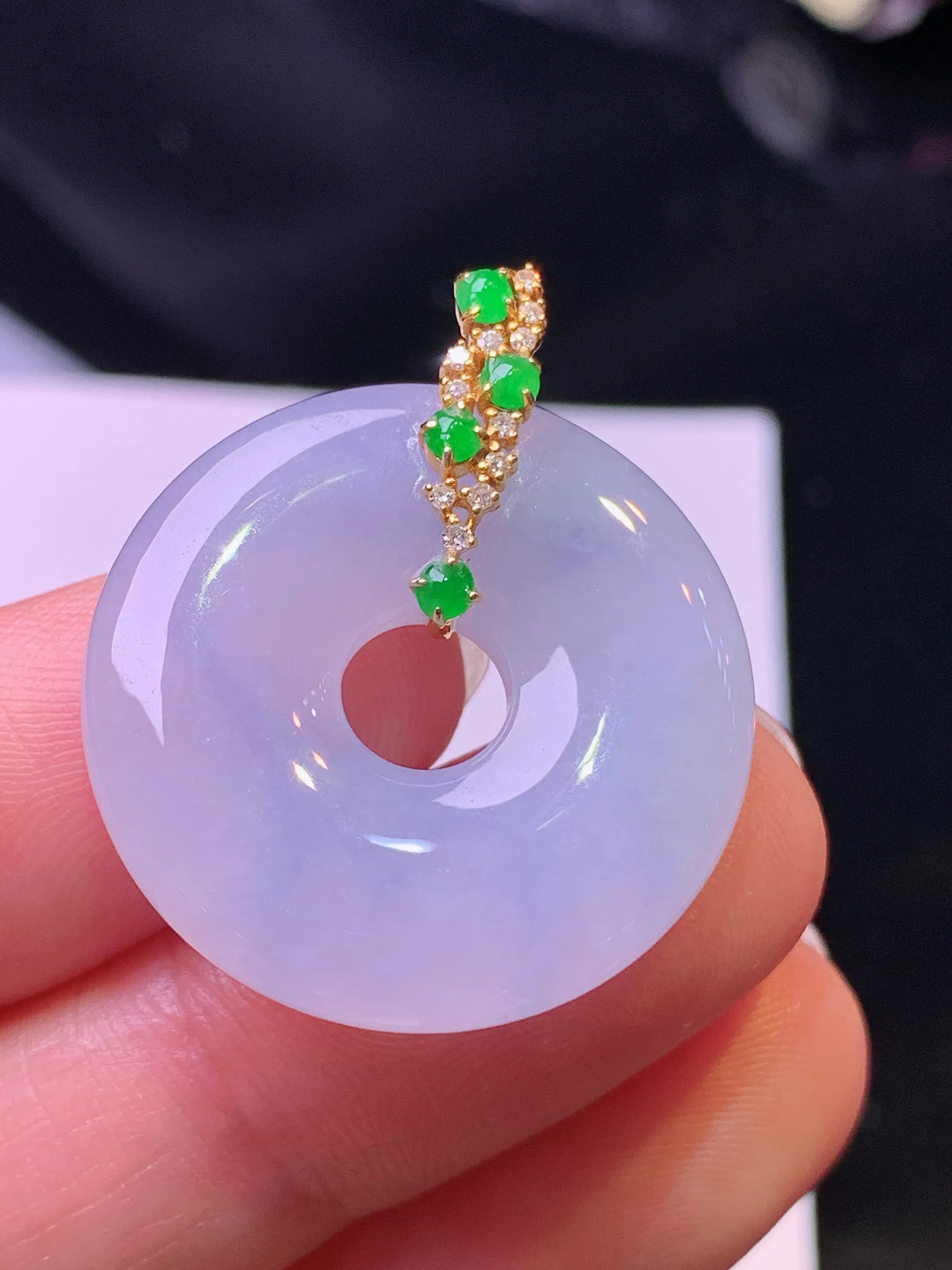 18k金钻镶嵌淡紫罗兰平安环吊坠 玉质细腻 水润亮眼 色泽艳丽 整体尺寸28.8*24.3*5.2