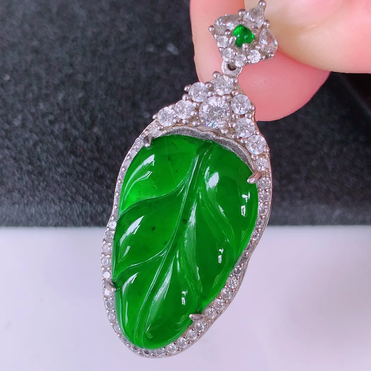 冰透满绿翡翠925银镶嵌叶子吊坠，自然光实拍，翠色灵动，颜色漂亮，种老水足，品相佳，佩戴佳品！#97.9整体40*17*7.5裸石23.5*14.5