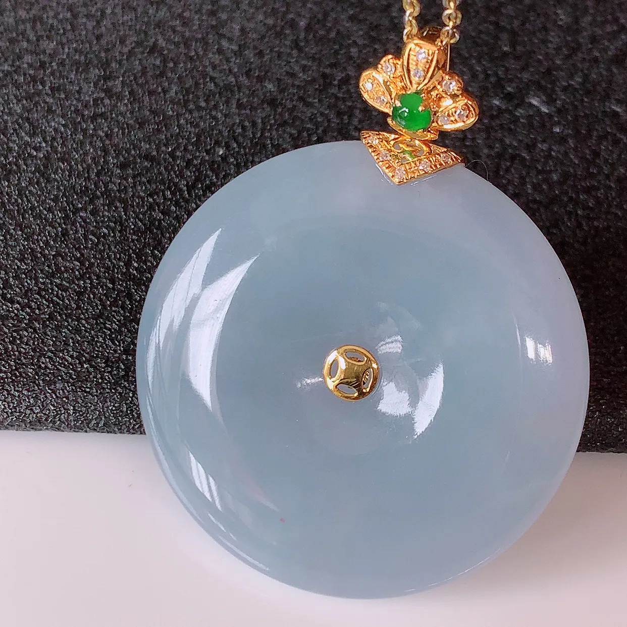 自然光实拍，18K金镶嵌水润紫罗兰翡翠平安扣吊坠，玉扣，冰润光泽，寓意平平安安，平安扣佩戴时尚漂亮！#00.9整体39.5*31.5*6.5裸石31.5*31.5