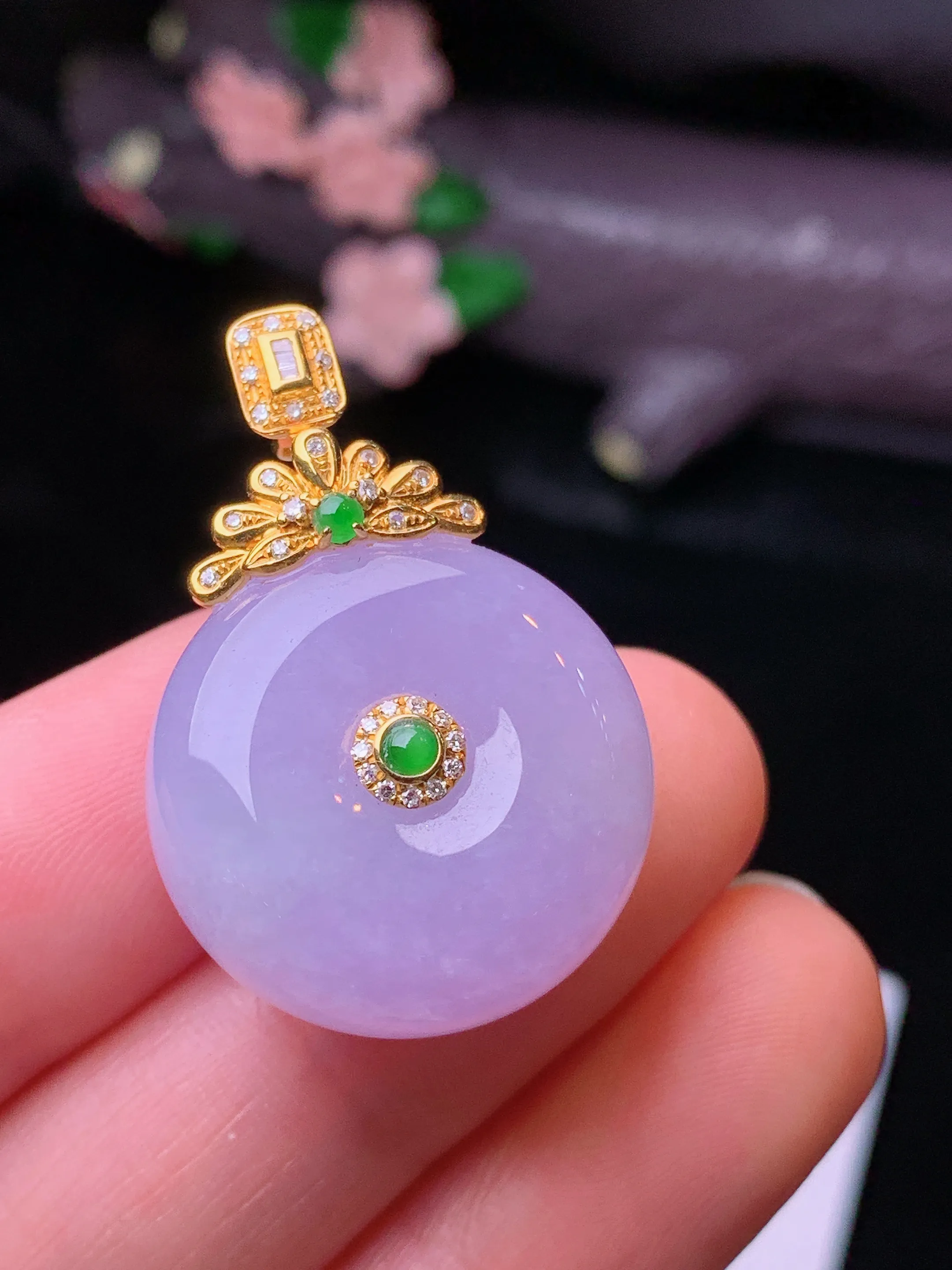 18k金钻镶嵌紫罗兰平安扣吊坠 玉质细腻 水润亮眼 色泽艳丽 整体尺寸31.2*21*10.2