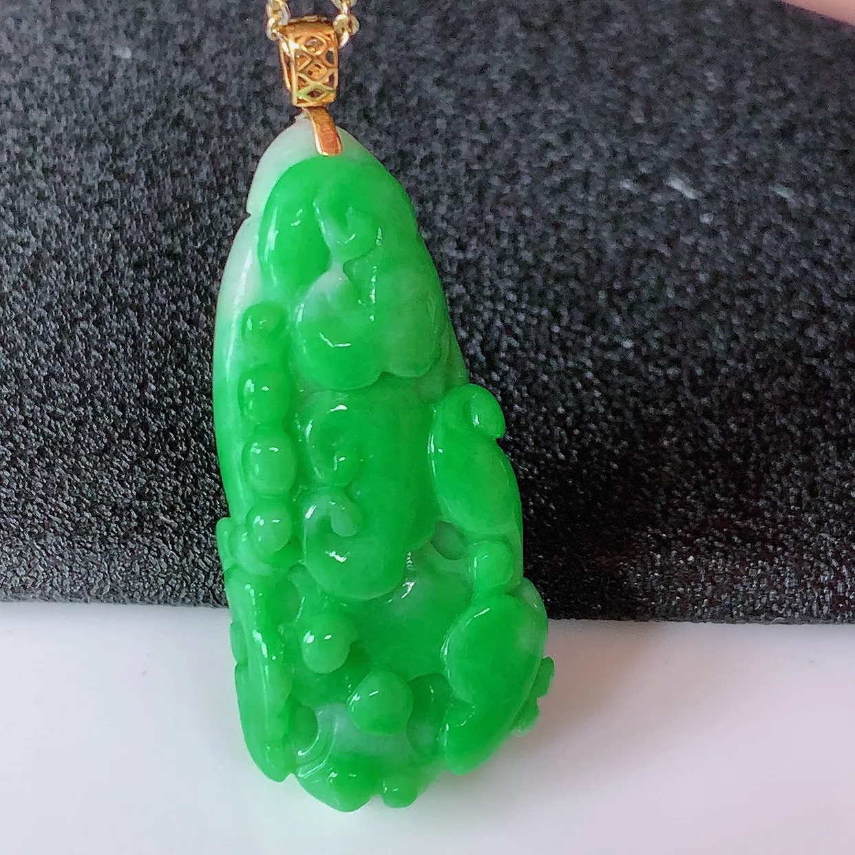 18K金镶嵌辣绿翡翠招百财白菜吊坠，百财聚来，财源滚滚，色泽鲜艳，精工水润的白菜，性价比高！#1.9