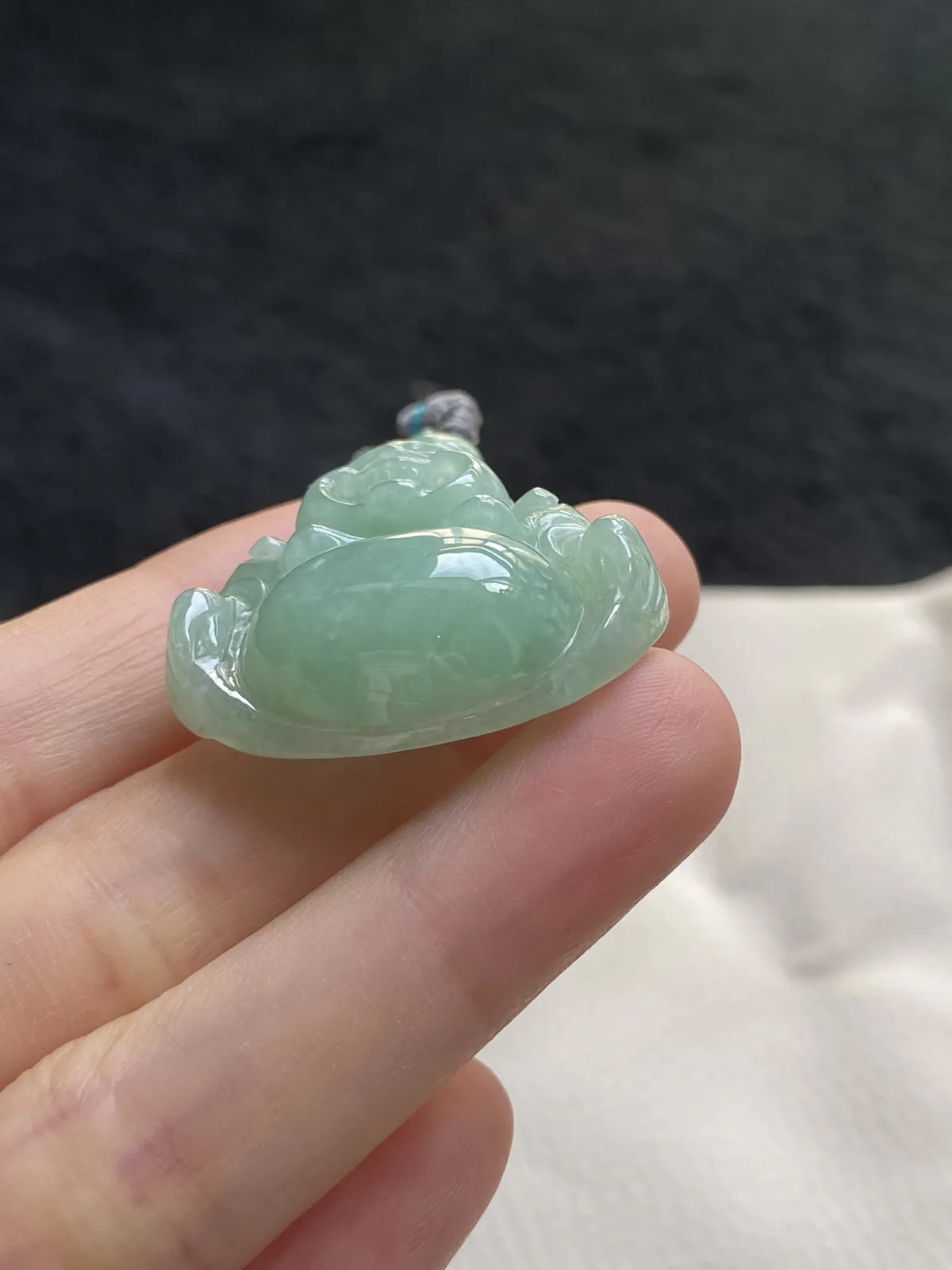 翡翠糯化种浅绿色吊坠，配珠未测