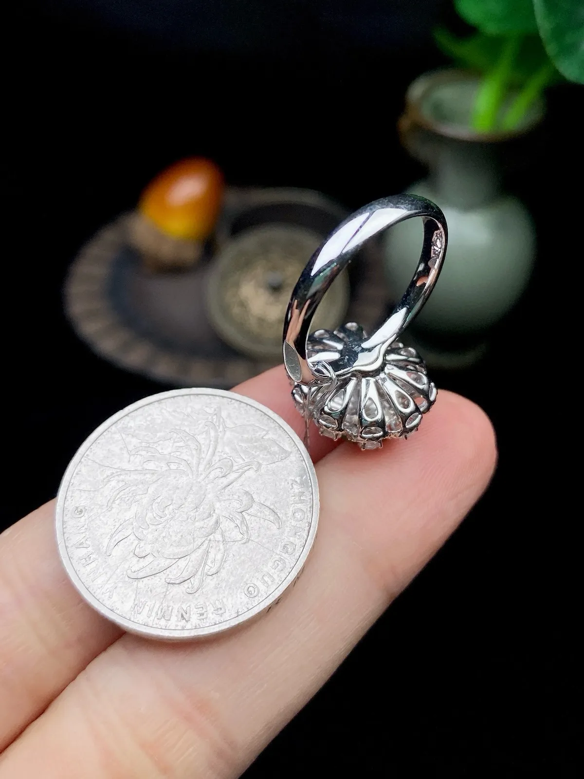 【冰种满绿蛋面戒指】种水色俱全，冰透闪亮，通透感饱满度很好，18k金钻镶嵌，裸石尺寸9.2*7.7*3.2毫米，圈口可改