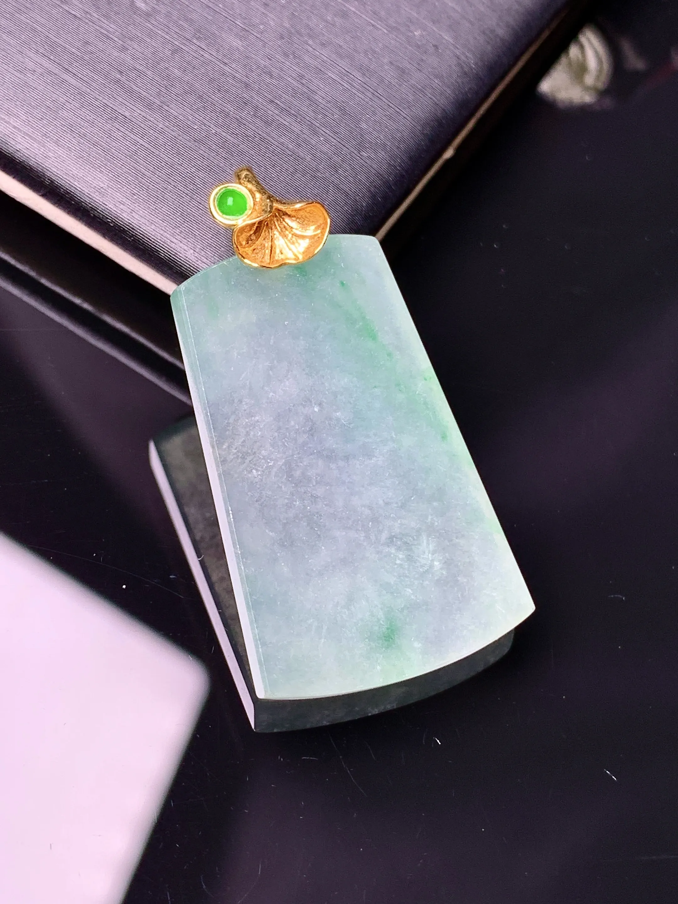 18k金镶嵌飘绿无事牌吊坠 玉质细腻 水润亮眼 色泽艳丽 整体尺寸33.7*18*3