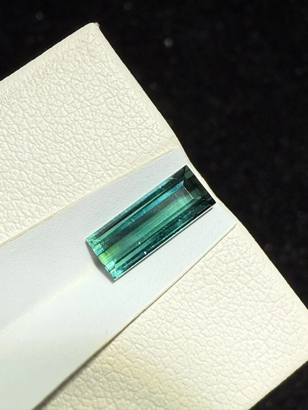 【高端珠宝】天然极美蓝绿碧玺裸石
重量: 0.985ct  规格: 9.6*3.8*2.6毫米
精湛