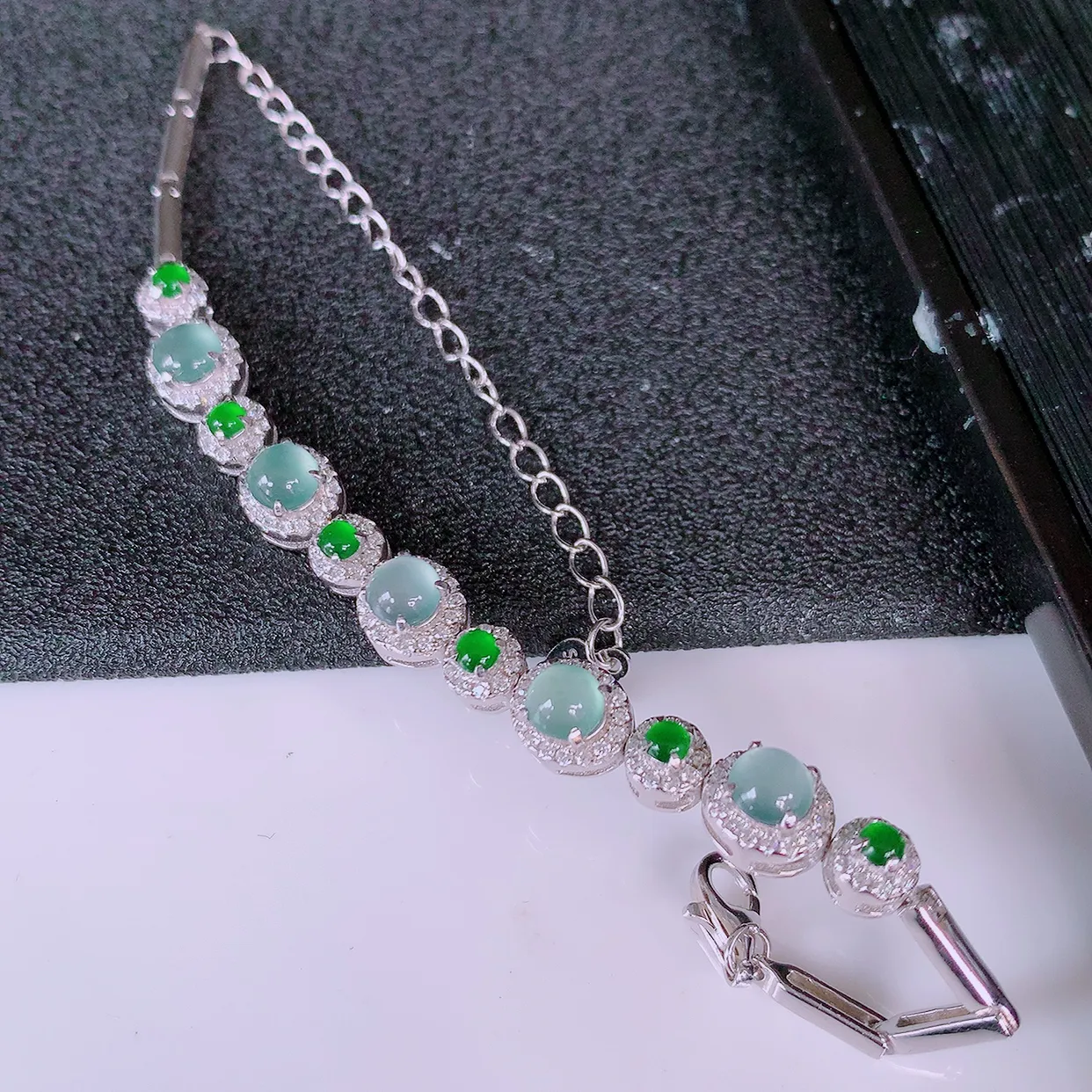 冰透满绿翡翠925银镶嵌手链，自然光实拍，翠色灵动，颜色漂亮，种老水足，品相佳，佩戴佳品！#97.9取一整体6.5*7.5*6.2裸石4.5*4.5