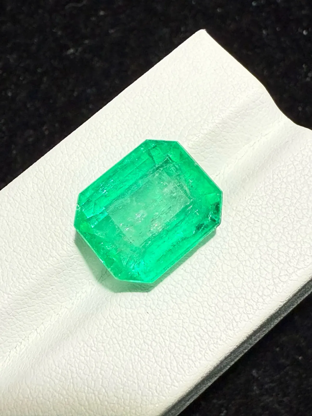 【高端珠宝】天然极美哥伦比亚祖母绿裸石
重量: 10.73ct  规格: 14.2*12.1*8毫米