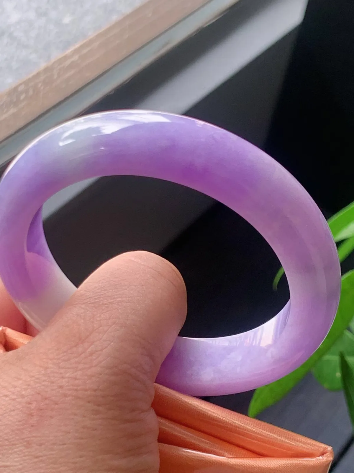 【翡翠名称】老种冰紫罗兰55.6正圈口手镯
【翡翠尺寸】适合54.5-57正圈口佩戴
【翡翠描述】宝贝种老水足，玉质细腻，色泽靓丽，性价比高，佩戴效果好！
【其它赠送】权威证书/精美挂绳盒子/支持全国复检