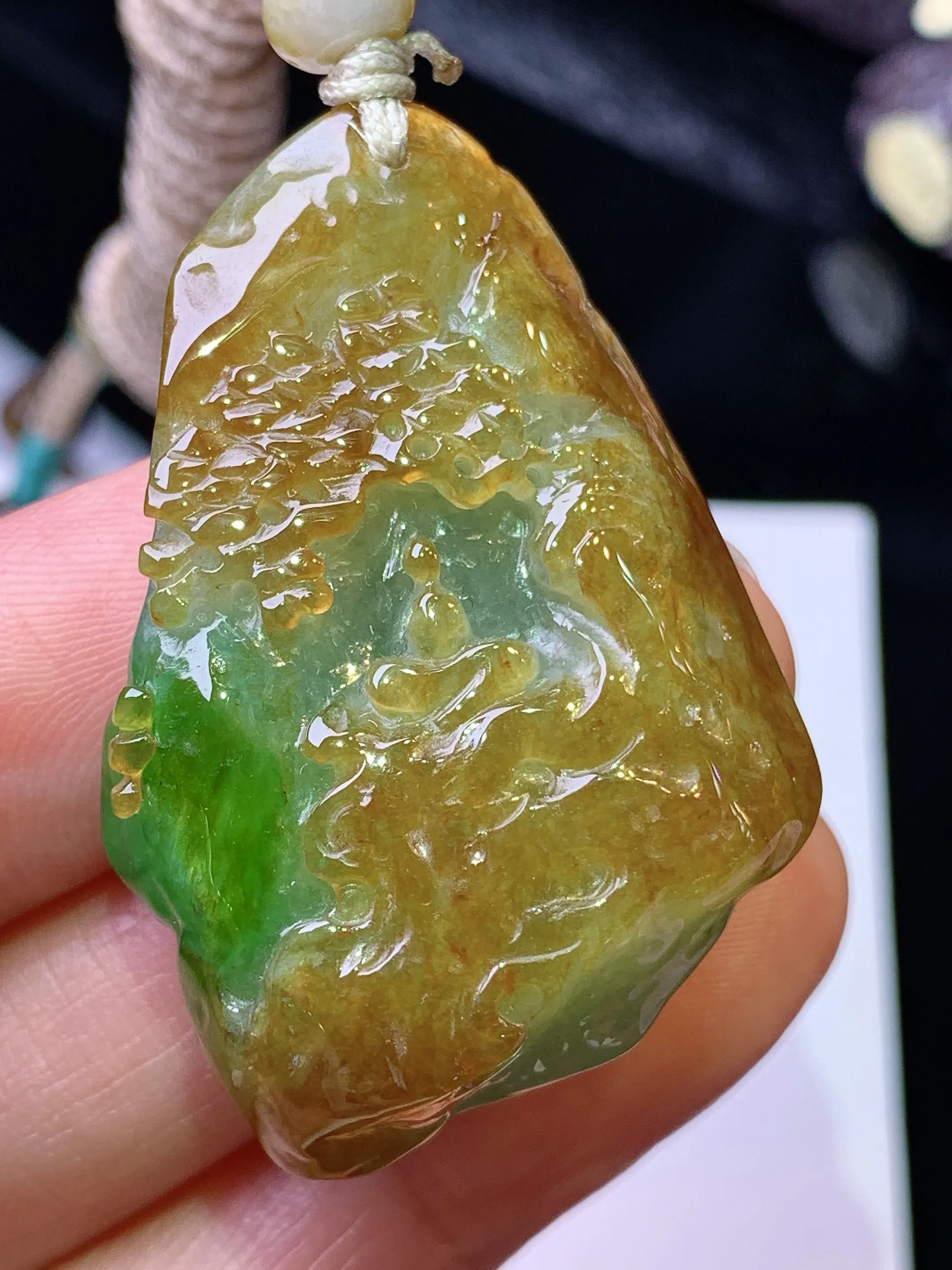 飘黄绿悟道吊坠 玉质细腻 水润亮眼 色泽艳丽 整体尺寸40.6*27.3*11.2