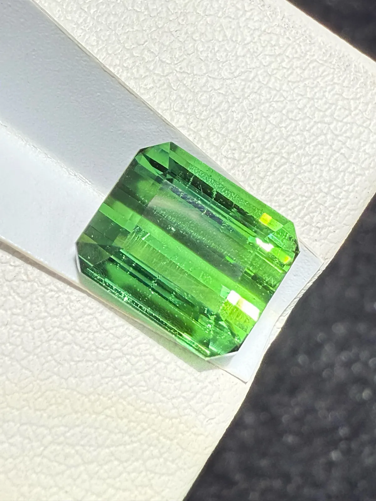 【高端珠宝】天然极美绿碧玺裸石
重量: 4.18ct  规格: 9.6*8*5.7毫米
精湛切工，满身火彩
台面大，实物更美，可以代镶嵌设计。