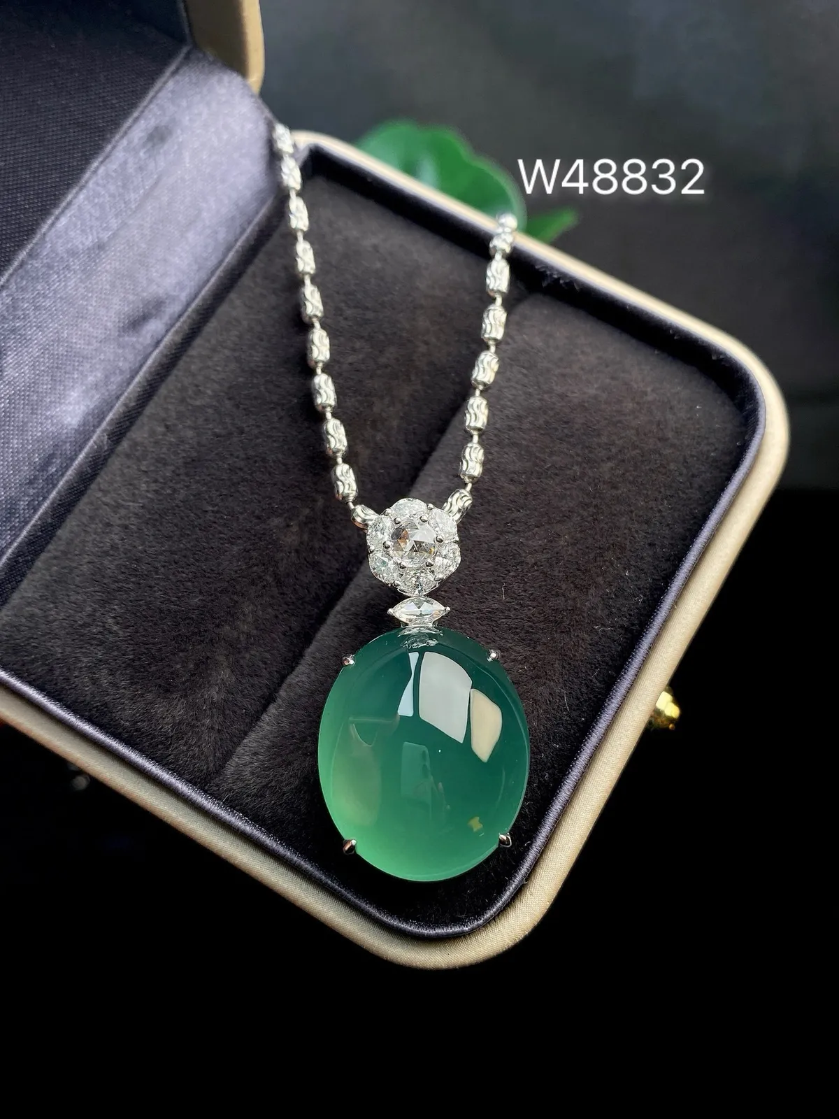 【冰种湖水绿蛋面吊坠】迷人湖水绿，形状非常饱满，冰润通透，种老起光，胶感强烈。质地细腻度均匀度很高，