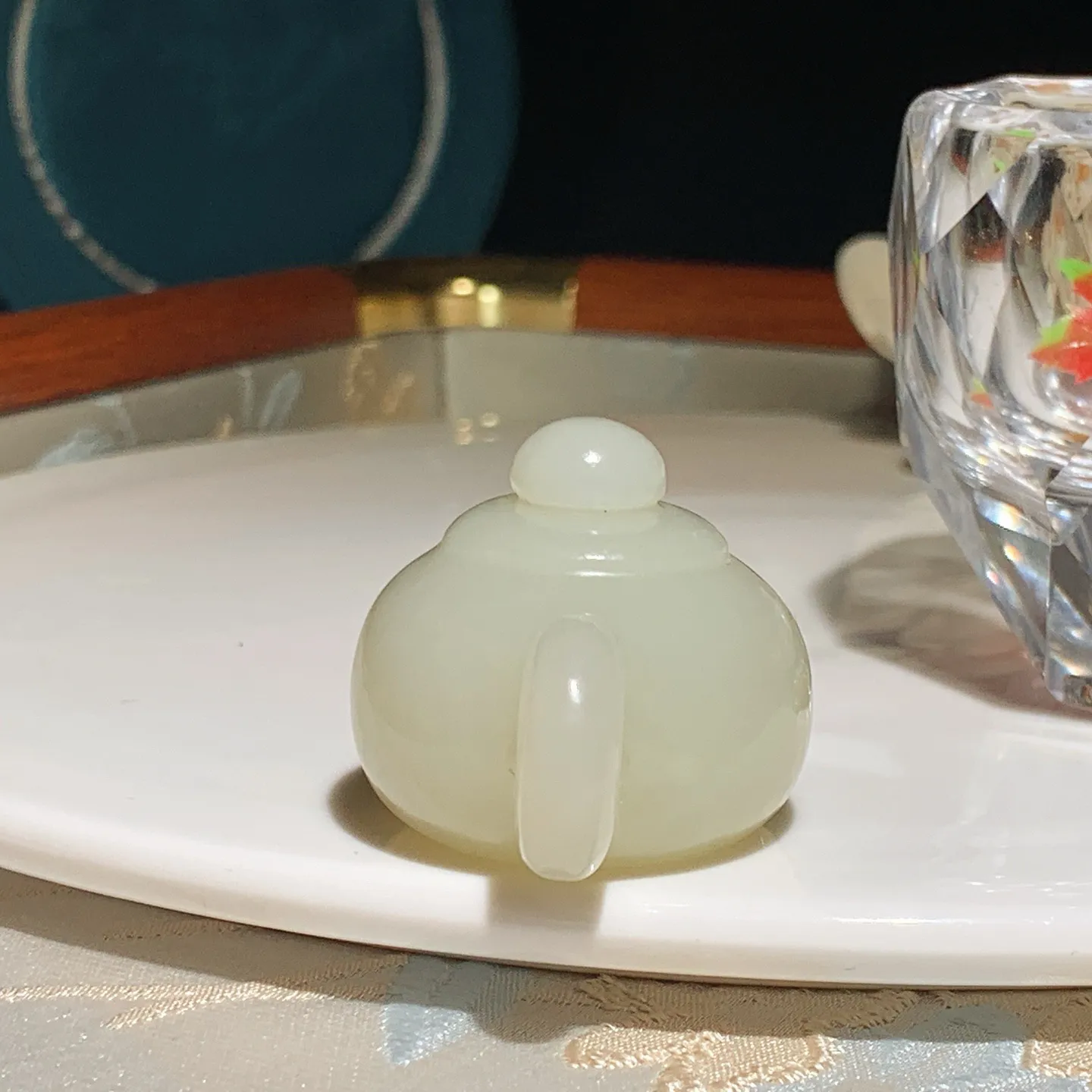 新疆和田玉白玉把把壶。尺寸50/33/29重48克。玉质细腻油润。手推出油。佩戴高端典雅。lt251210