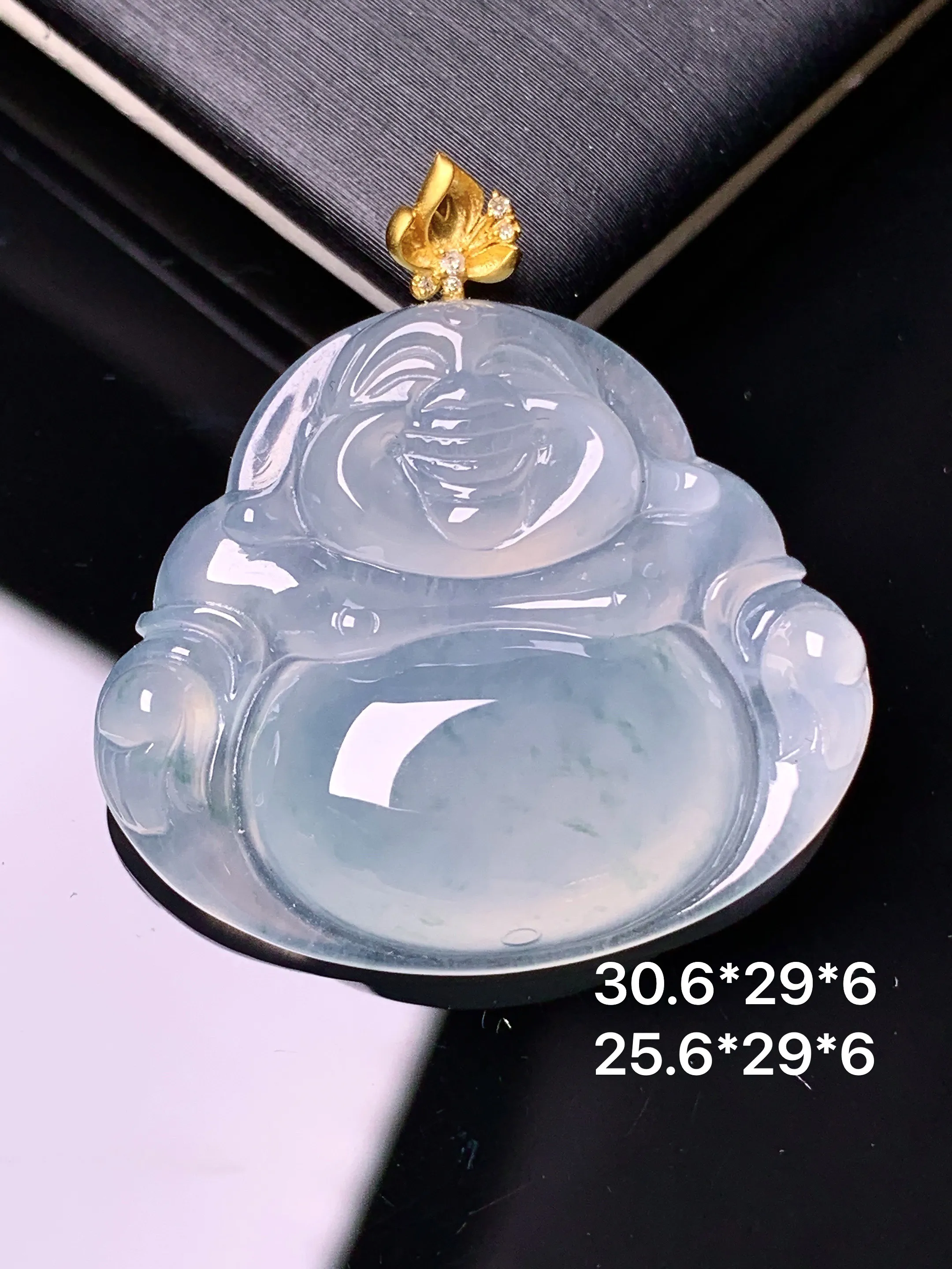 18k金镶嵌冰种佛公吊坠 玉质细腻 水润亮眼 色泽艳丽 整体尺寸30.6*29*6
