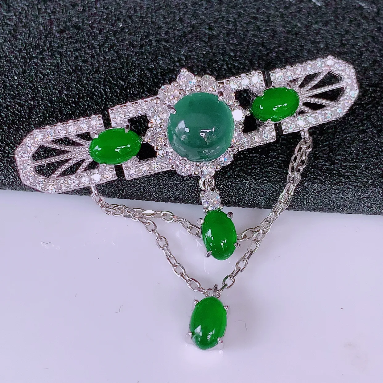 冰透满绿翡翠925银镶嵌胸针，自然光实拍，翠色灵动，颜色漂亮，种老水足，品相佳，佩戴佳品！#97.9整体42.5*38.5*13裸石8*8