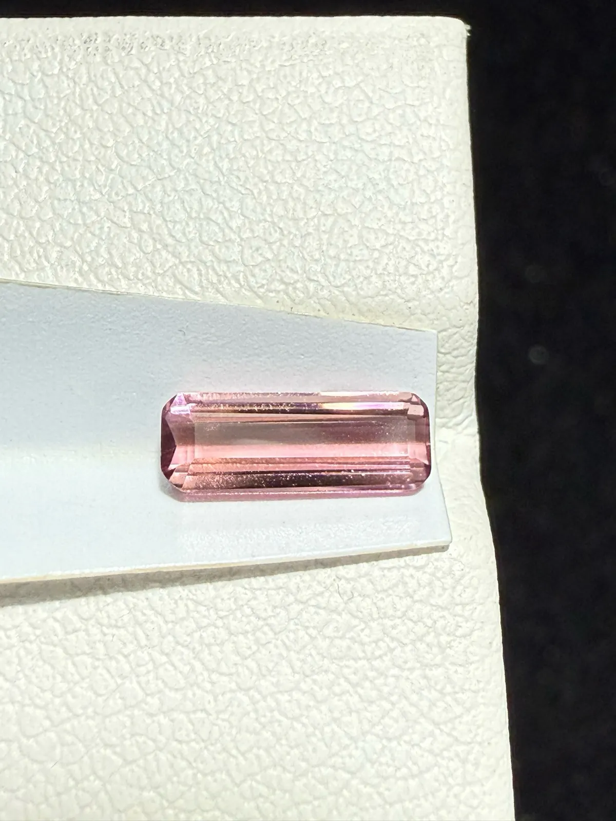 【高端珠宝】天然极美红碧玺裸石
重量: 0.81ct  规格: 9.1*3.3*2.6毫米
精湛切工，满身火彩
台面大，实物更美，可以代镶嵌设计。