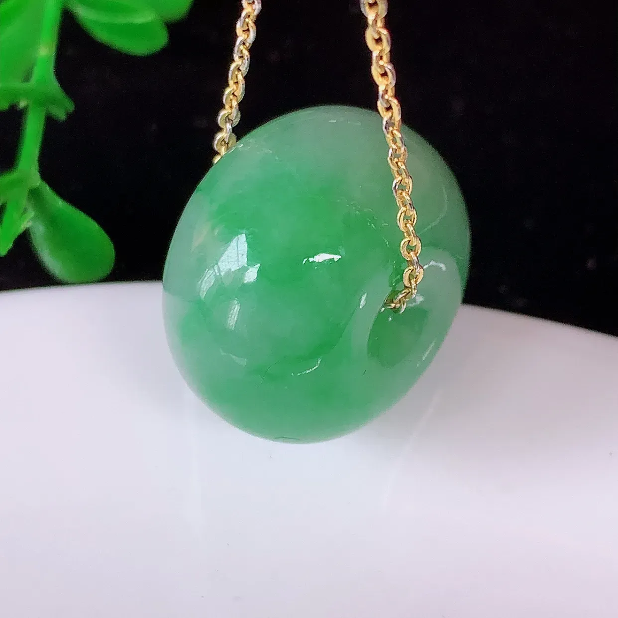 自然光实拍，冰润飘绿翡翠路路通吊坠，寓意好运连连，路路畅通，经典款式，财运滚滚，路路通，佩戴效果更好！配银链子#05.9