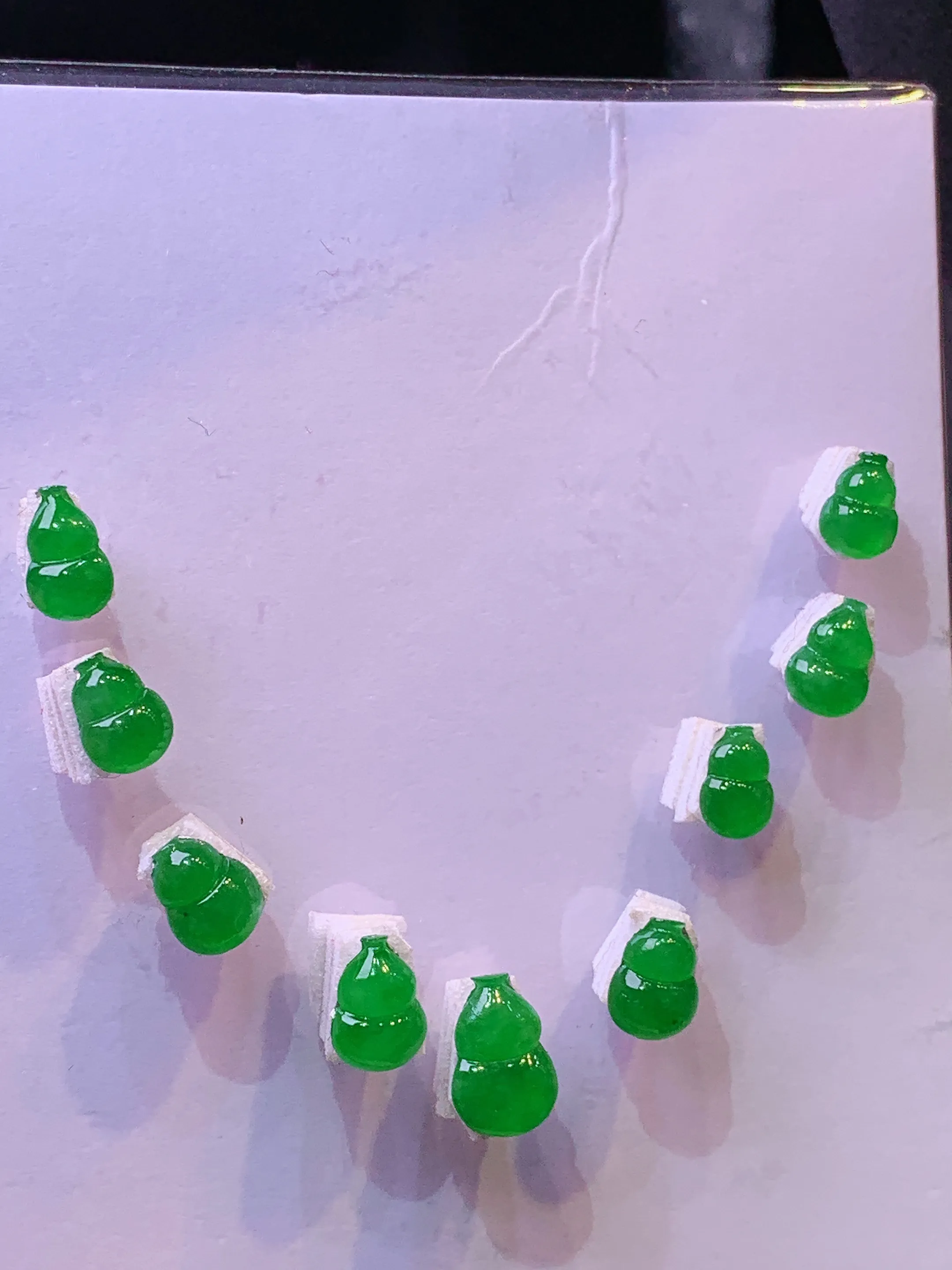 满绿葫芦一手 玉质细腻 水润亮眼 色泽艳丽 整体尺寸7.8*5.2*2