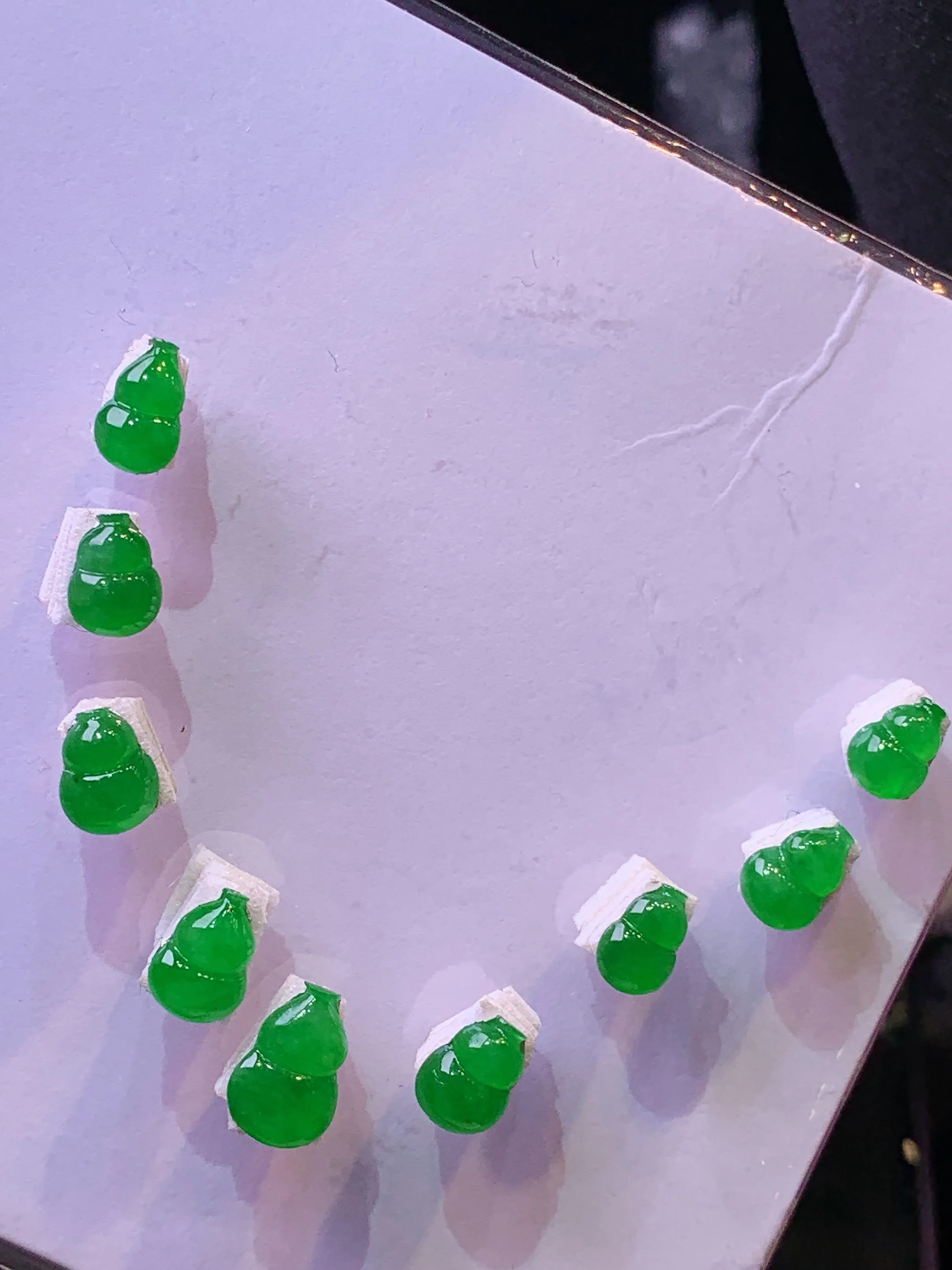 满绿葫芦一手 玉质细腻 水润亮眼 色泽艳丽 整体尺寸7.8*5.2*2