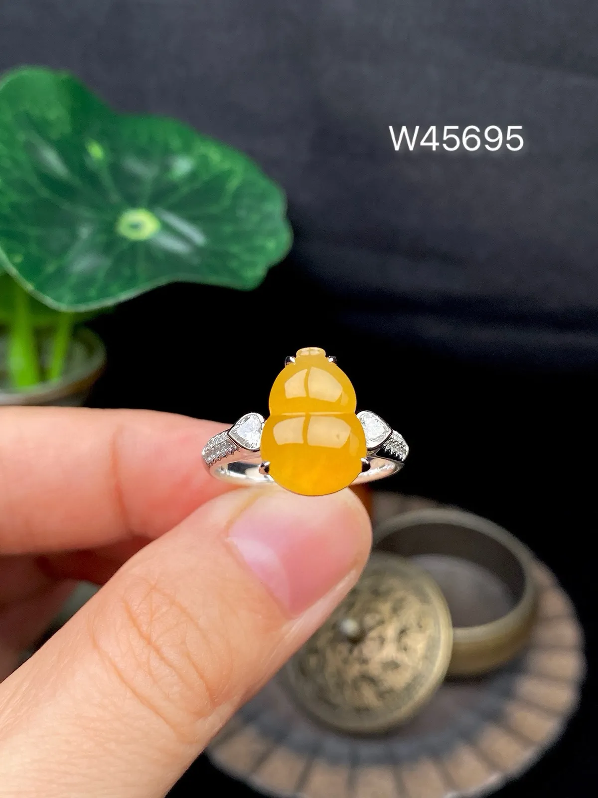 【冰种黄葫芦戒指】种水上乘，晶莹剔透，纯净通透，18k金钻精美镶嵌，裸石尺寸12.6*8.9*3.8