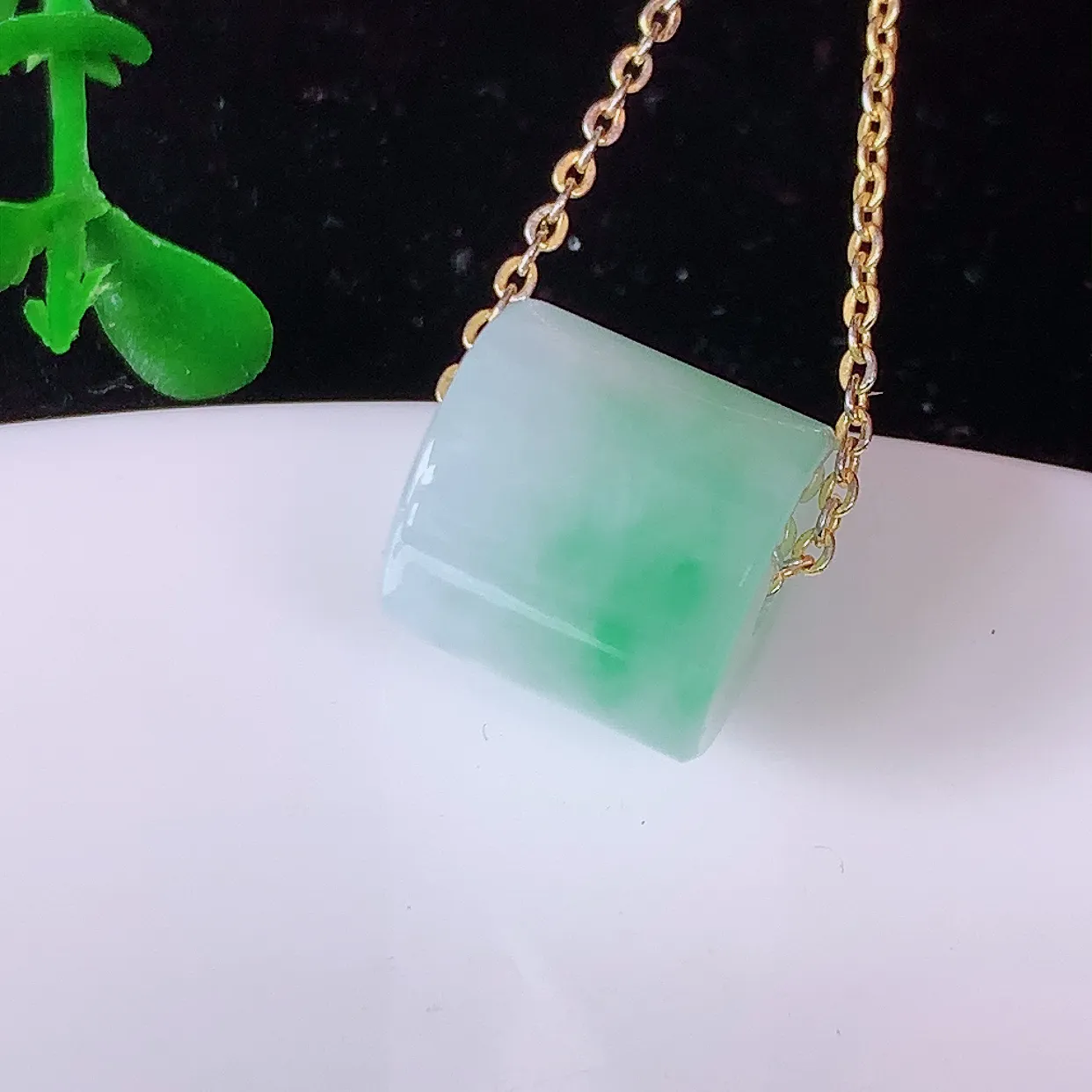 自然光实拍，冰飘绿翡翠路路通吊坠，寓意好运连连，路路畅通，经典款式，财运滚滚，路路通，佩戴效果更好！