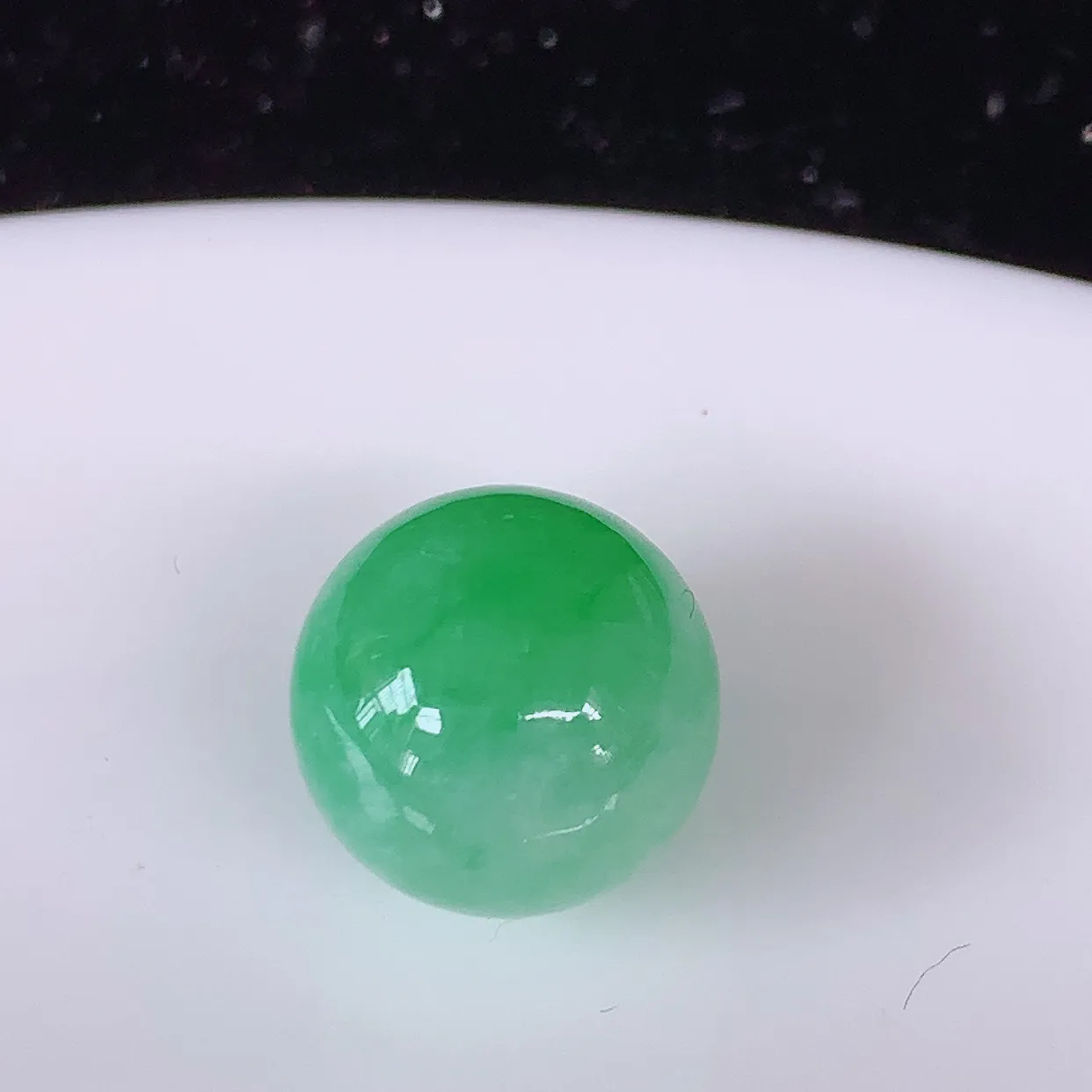 自然光实拍，冰飘绿翡翠圆珠、转运珠吊坠，寓意“时来运转，财源滚滚” 寓意佳，荧光灼灼，转运珠佩戴时尚优雅！#05.9尺寸12