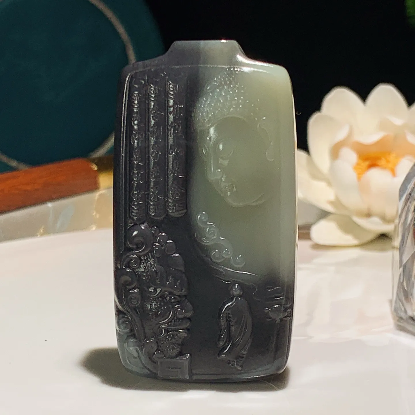 新疆和田玉青花大日如来头牌子挂件。尺寸62/34/12重66克。玉质细腻油润。手推出油。佩戴高端典雅