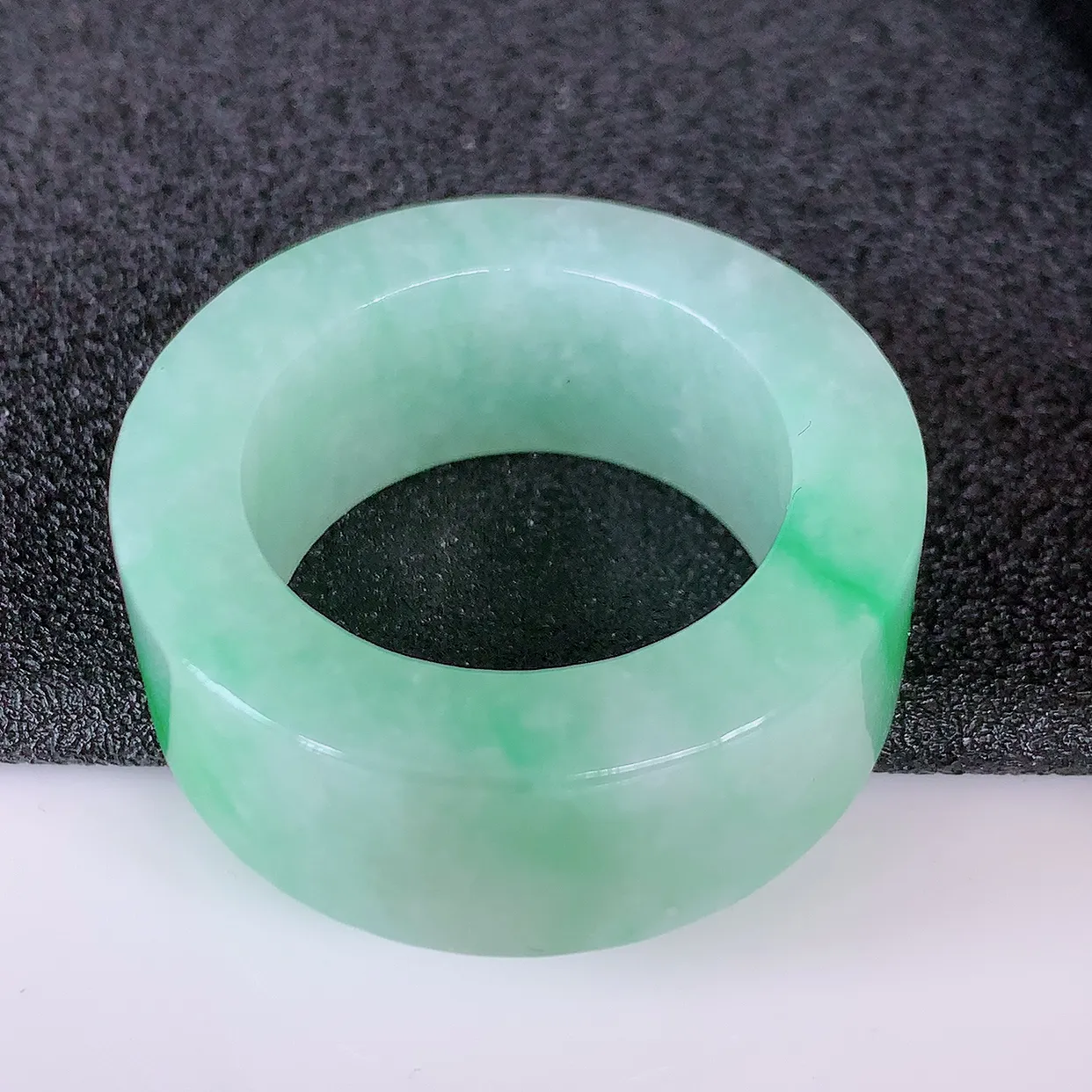 自然光实拍，22.2mm内径冰飘绿翡翠扳指，冰润指环，玉扳指，戒指，财源滚滚，玉质细腻起胶， 28圈