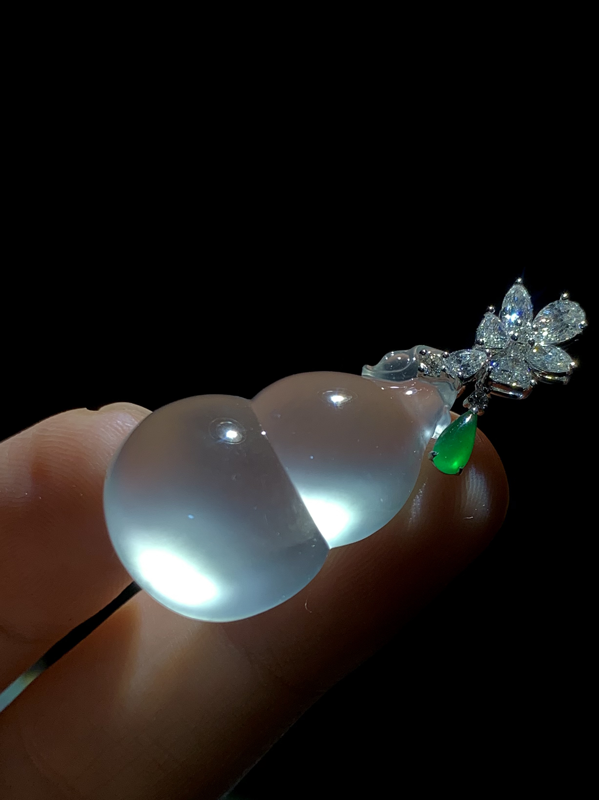 【镶嵌新品】
高品质玻璃种葫芦，40.5-裸石30.2-18-8.5mm，
18K金，南非钻，翡翠绿水滴，8.88g，