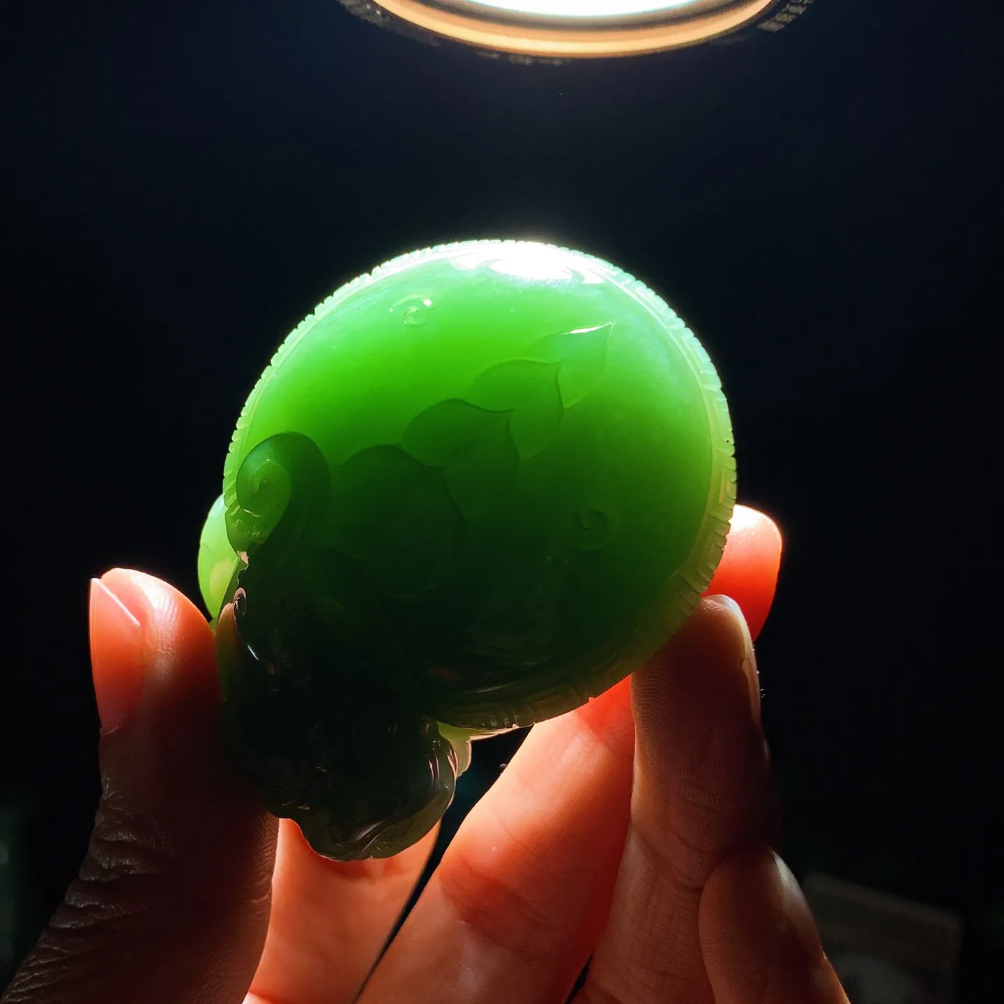 和田玉阳绿猫眼俄罗斯碧玉富贵长寿龙龟把件。猫眼龙龟把件。尺寸57/45/25重106克。玉质细腻油润。手推出油。佩戴高端典雅。lt251209