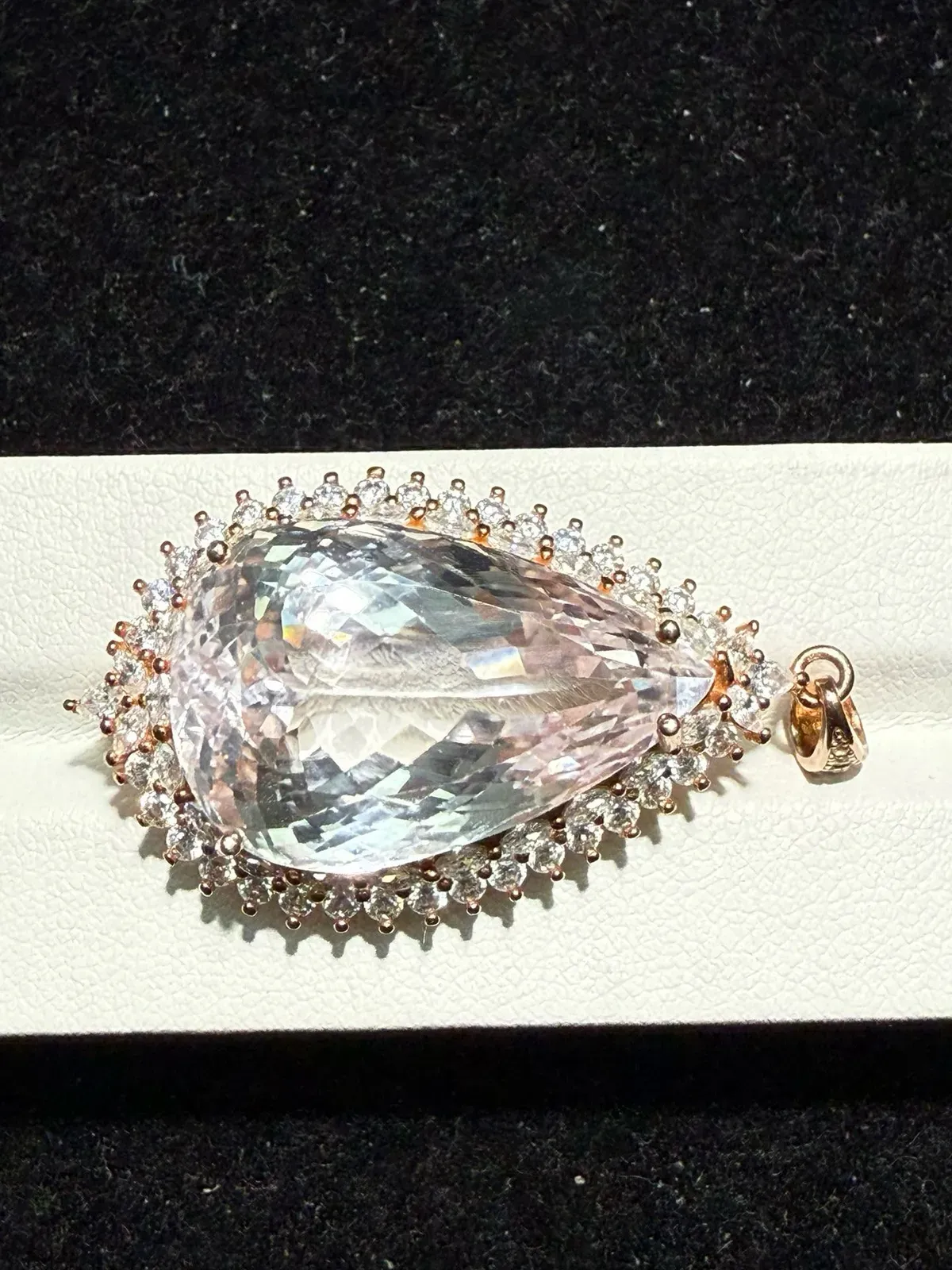 【高端珠宝】天然极美紫锂辉吊坠
s925银镶嵌 规格: 46.3*24*12.8毫米
精湛切工，满身火彩
台面大，实物更美。