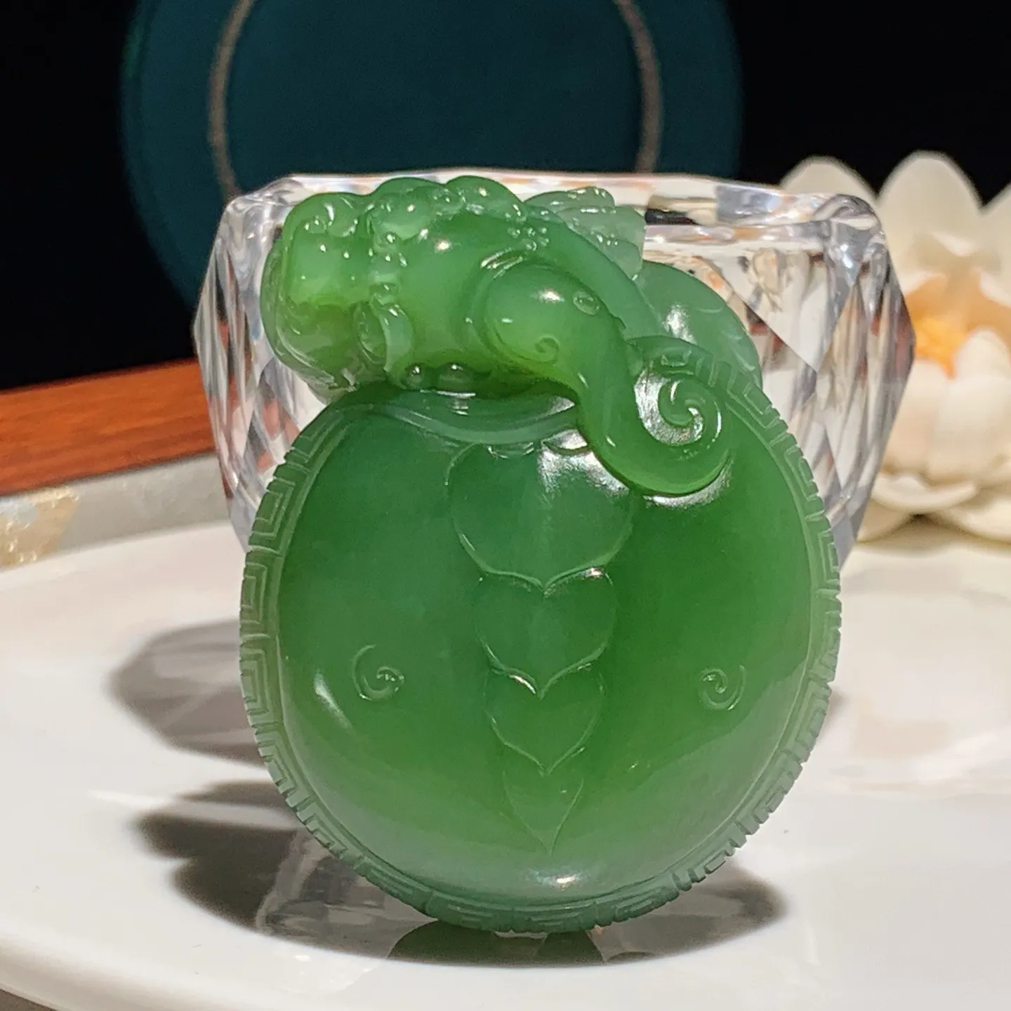 和田玉阳绿猫眼俄罗斯碧玉富贵长寿龙龟把件。猫眼龙龟把件。尺寸57/45/25重106克。玉质细腻油润