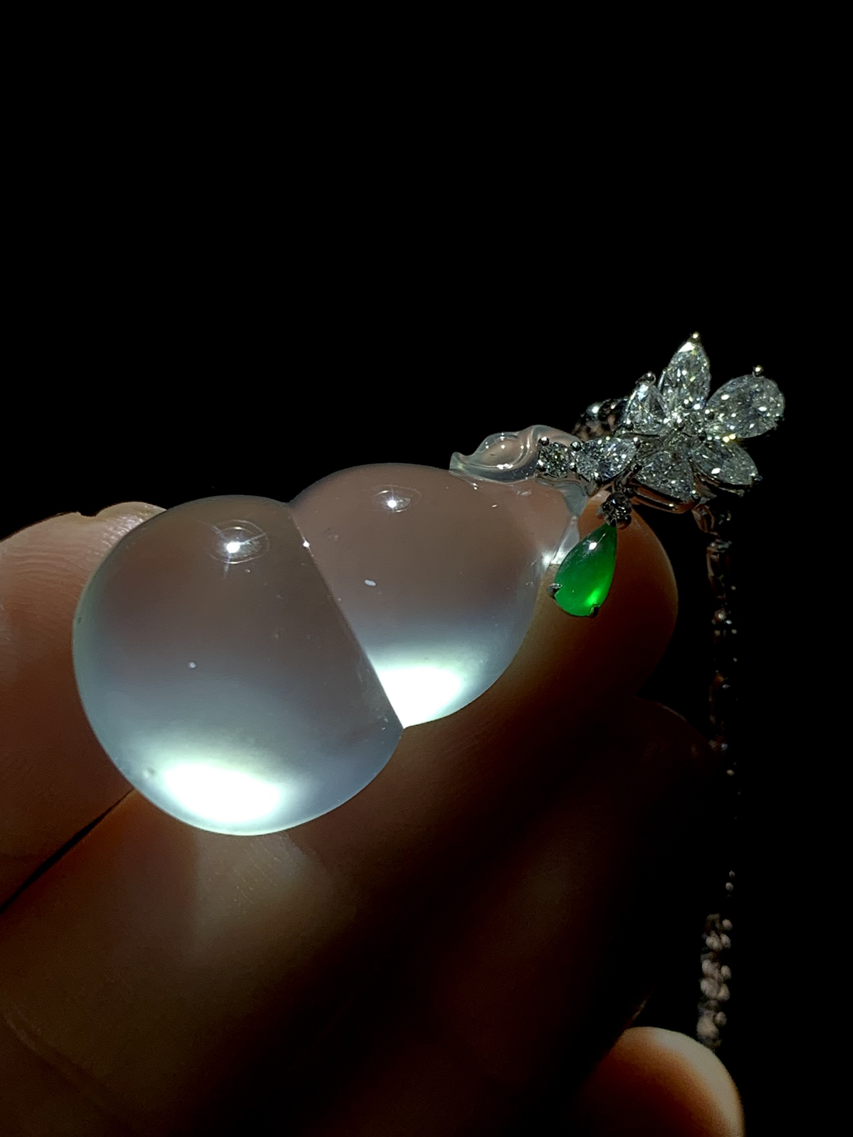 【镶嵌新品】
高品质玻璃种葫芦，40.5-裸石30.2-18-8.5mm，
18K金，南非钻，翡翠绿水滴，8.88g，