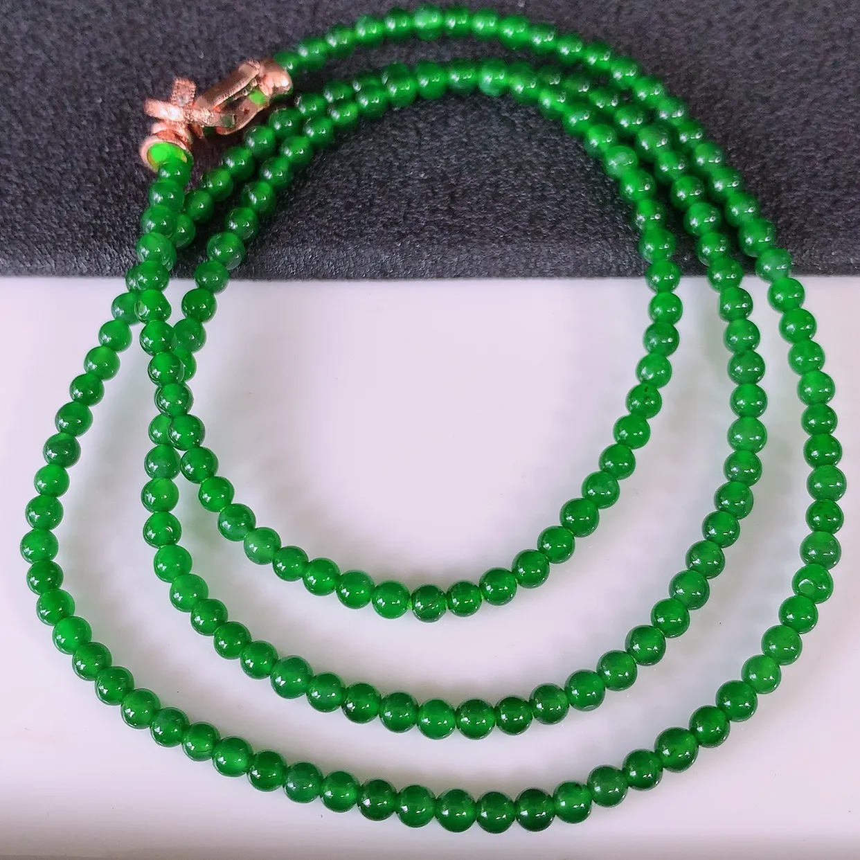 自然光实拍，冰种满绿翡翠圆珠项链  翡翠珠链 （装饰扣）玉质细腻  冰清玉润  颜色漂亮  #001
