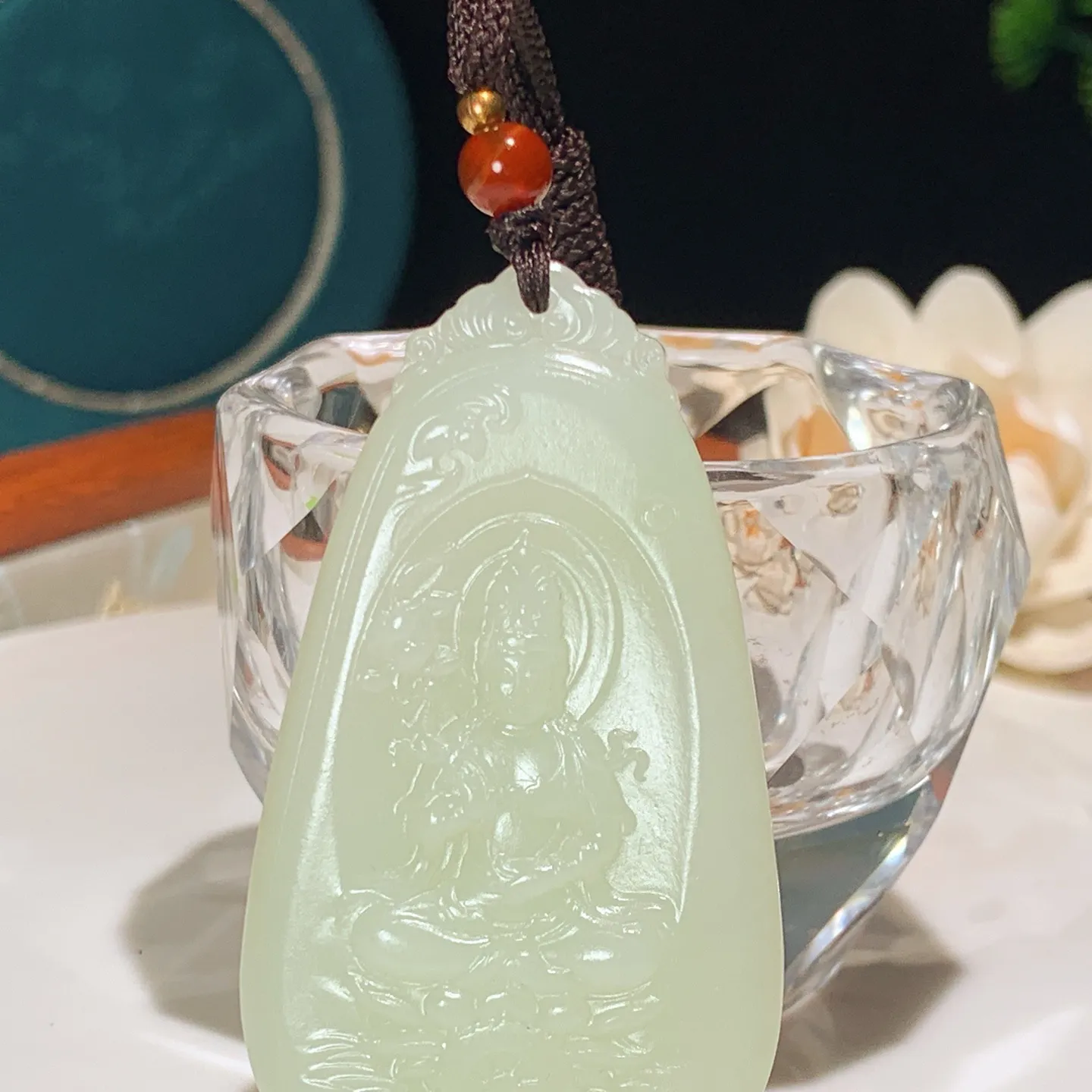 和田玉白玉坐莲观音牌子挂件。尺寸64/35/12重47克。玉质细腻油润。手推出油。佩戴高端典雅。lt251210