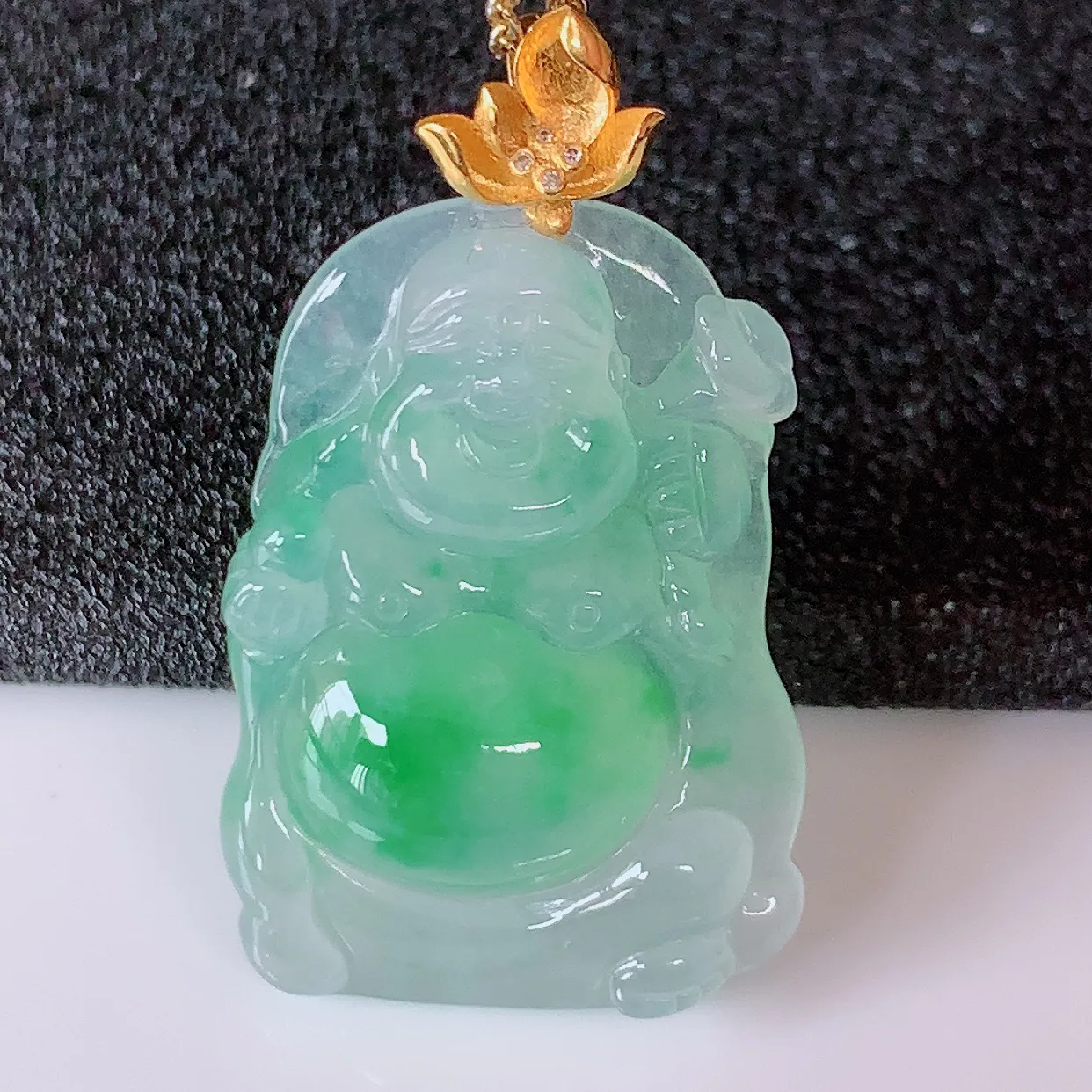 18K金镶嵌冰种飘绿翡翠逍遥布袋佛吊坠， 代代有钱，水足丰盈，盈满欢喜，配戴送礼佳品！#1.9整体32.5裸石26*18.8*5.8