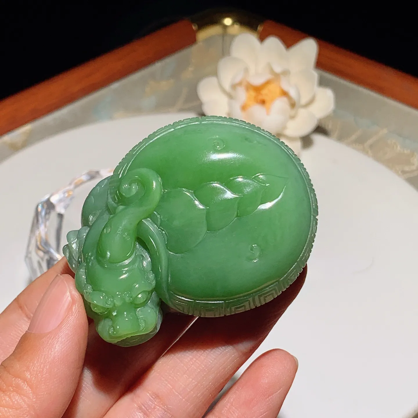 和田玉阳绿猫眼俄罗斯碧玉富贵长寿龙龟把件。猫眼龙龟把件。尺寸57/45/25重106克。玉质细腻油润。手推出油。佩戴高端典雅。lt251209