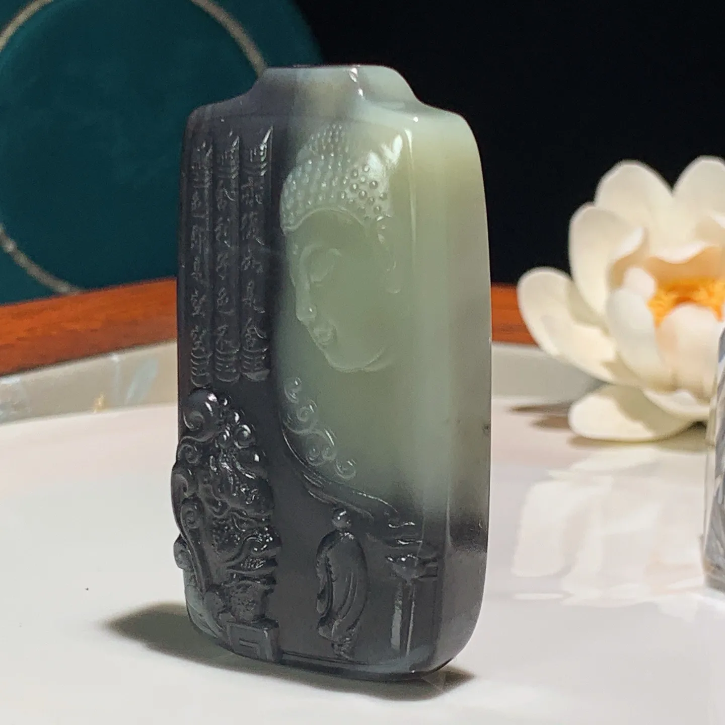 新疆和田玉青花大日如来头牌子挂件。尺寸62/34/12重66克。玉质细腻油润。手推出油。佩戴高端典雅。lt251210