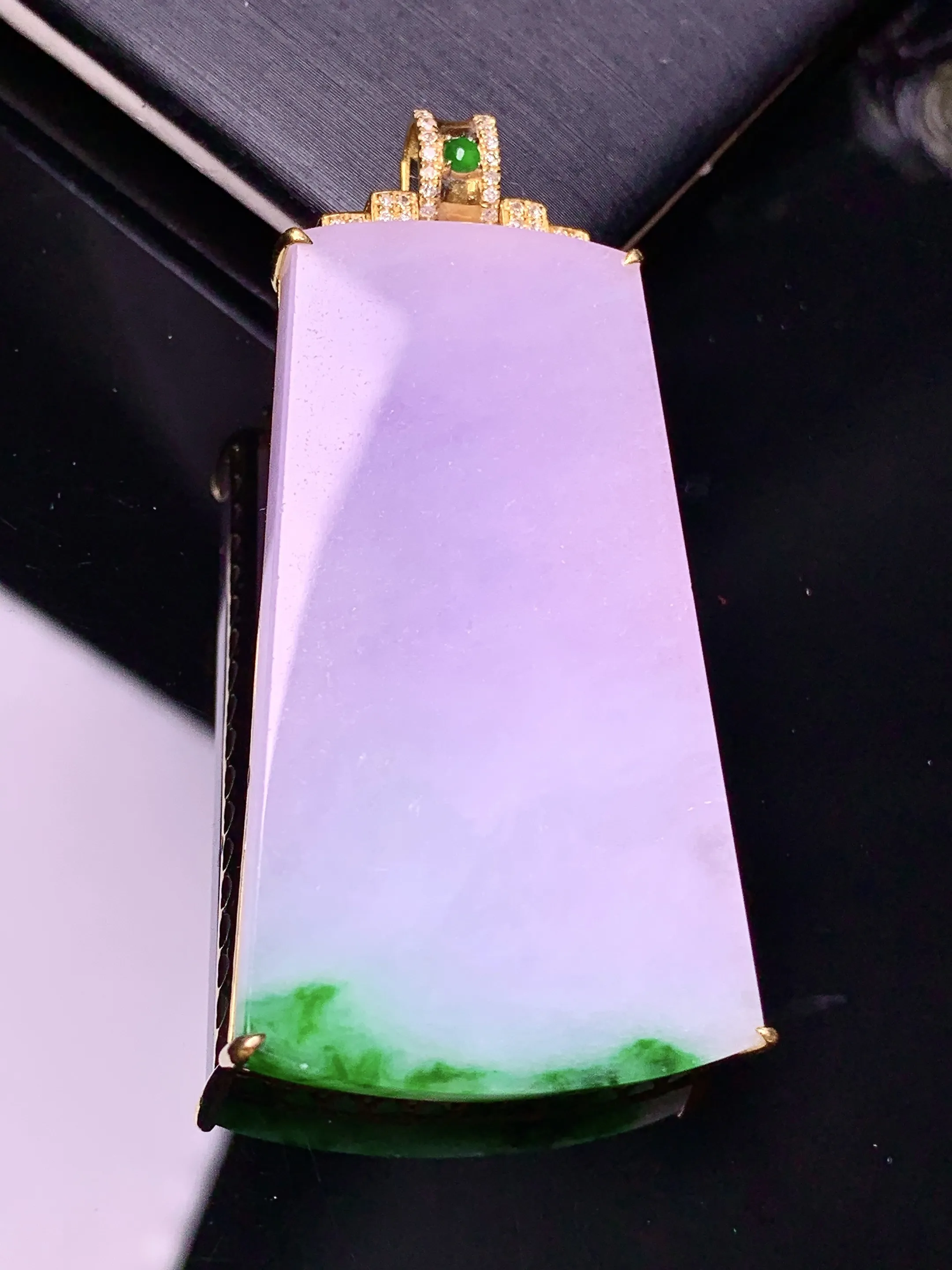 18k金钻镶嵌淡紫罗兰飘绿无事牌吊坠 玉质细腻 水润亮眼 色泽艳丽 整体尺寸53*25*6.5